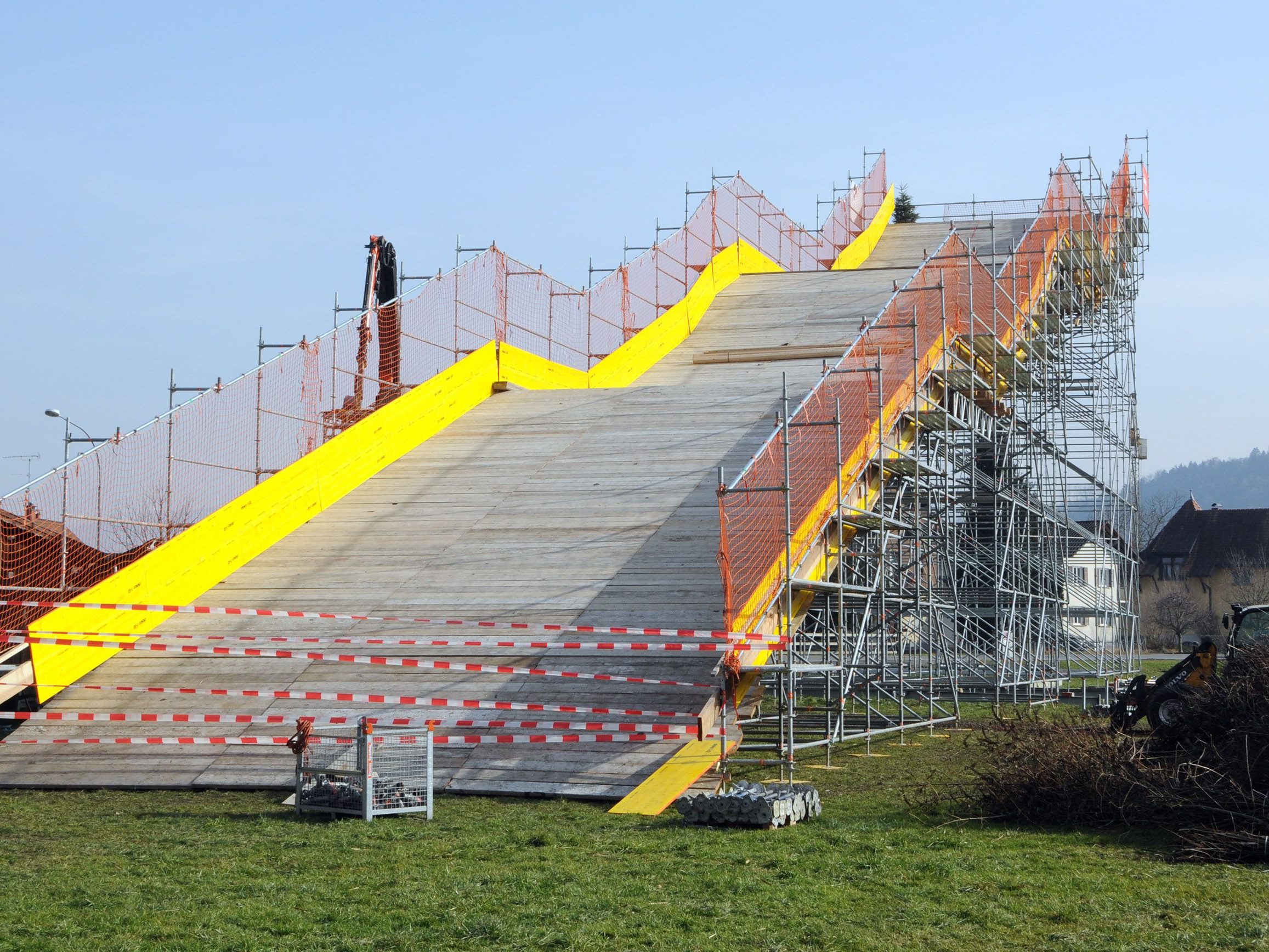 Für die 17 Meter hohe Gaißauer "Streif" wurde 20 Tonnen Stahlgerüst und 750 Dielen verbaut.