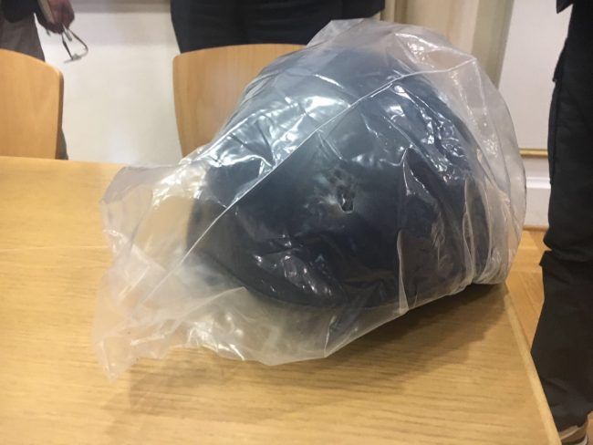 Dieser Helm schütze einen der Polizisten. Klar zu erkennen: Ein Einschussloch. Foto: VOL.AT/Madlener Dieser Helm schütze einen der Polizisten. Klar zu erkennen: Ein Einschussloch. Foto: VOL.AT/Madlener