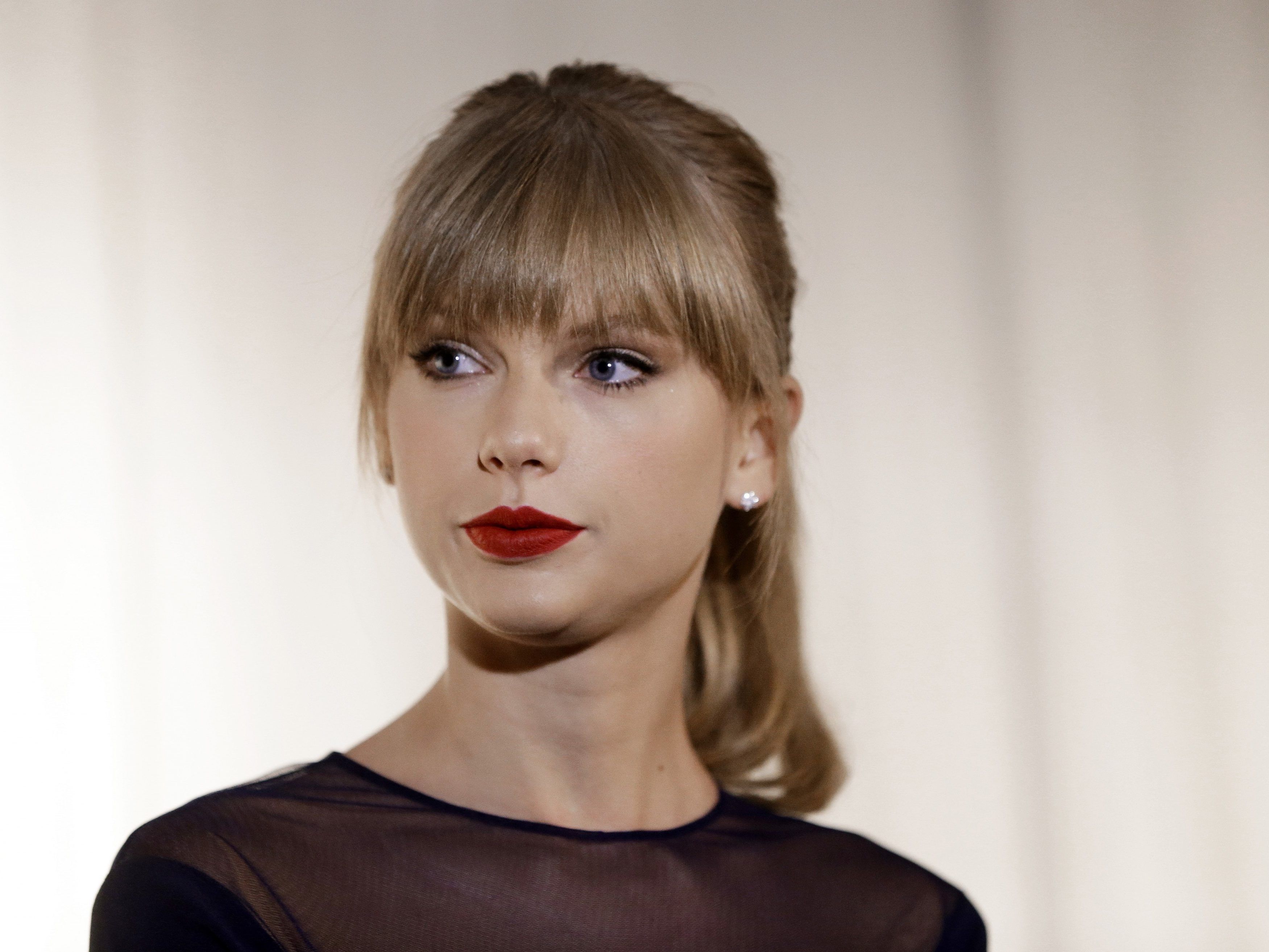 Radiomoderator Mueller fordert von Swift 3 Millionen Dollar. Radiomoderator Mueller fordert von Swift 3 Millionen Dollar.