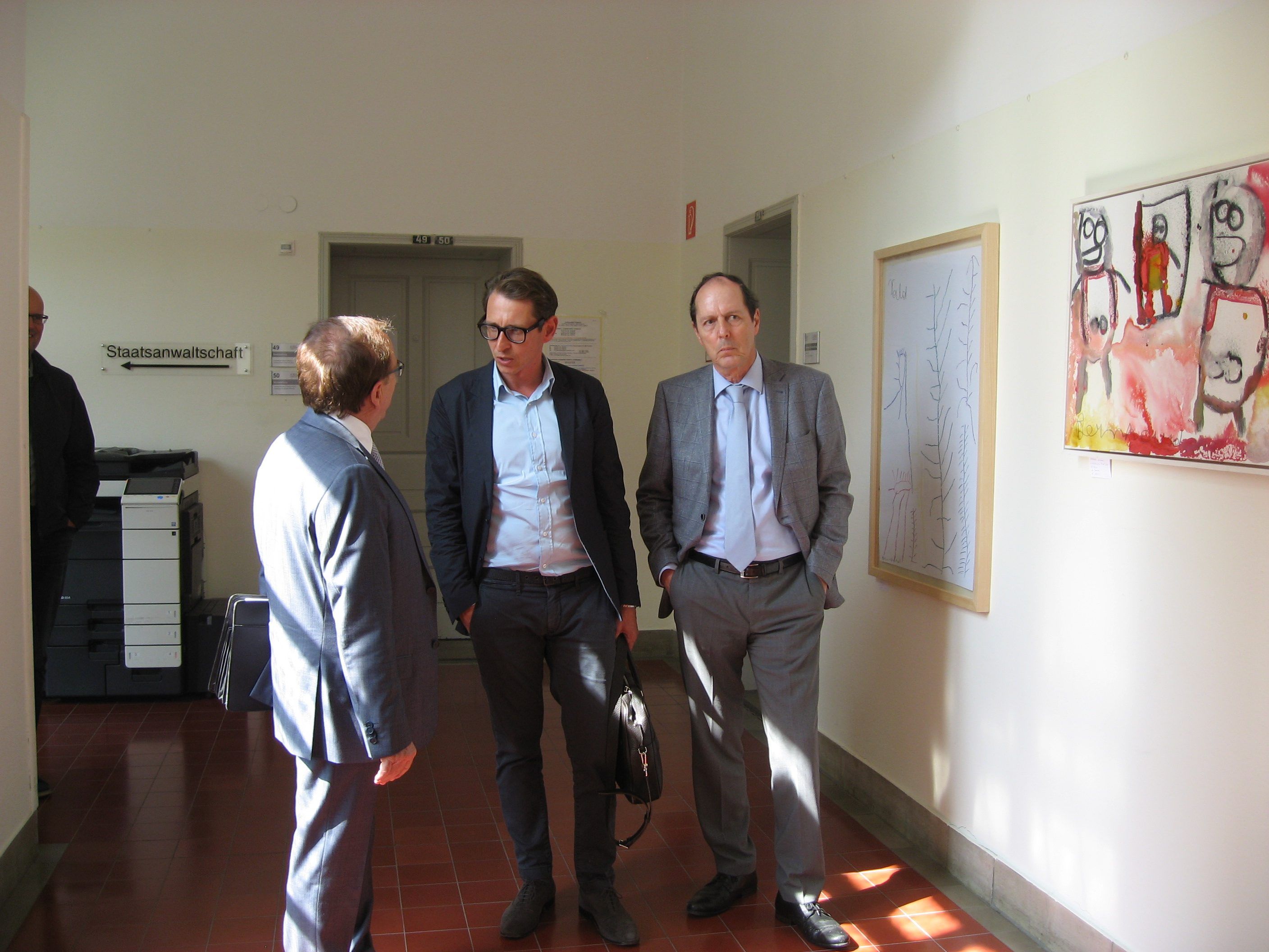 Professor Herbert Zech, Anwalt Michael Konzett und Berater Dieter Bitschnau vor Prozessbeginn. Professor Herbert Zech, Anwalt Michael Konzett und Berater Dieter Bitschnau vor Prozessbeginn.