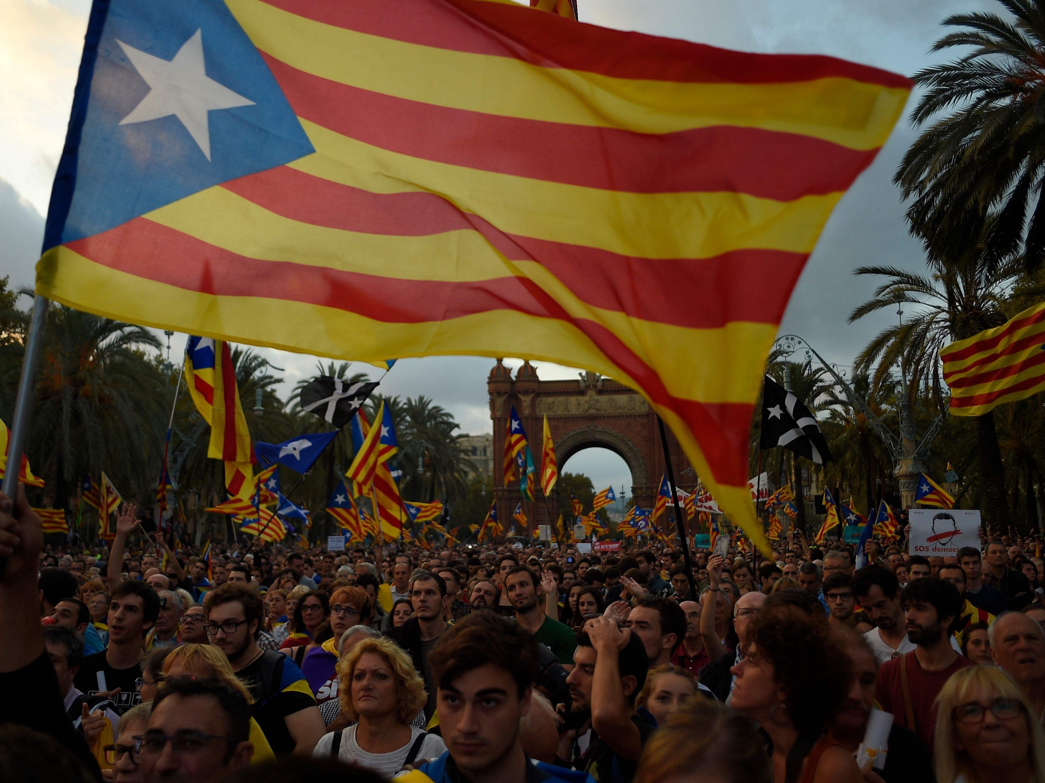 Puigdemont hatte vor dem Regionalparlament in Barcelona die Ausrufung der Unabhängigkeit von Spanien angekündigt. Puigdemont hatte vor dem Regionalparlament in Barcelona die Ausrufung der Unabhängigkeit von Spanien angekündigt.