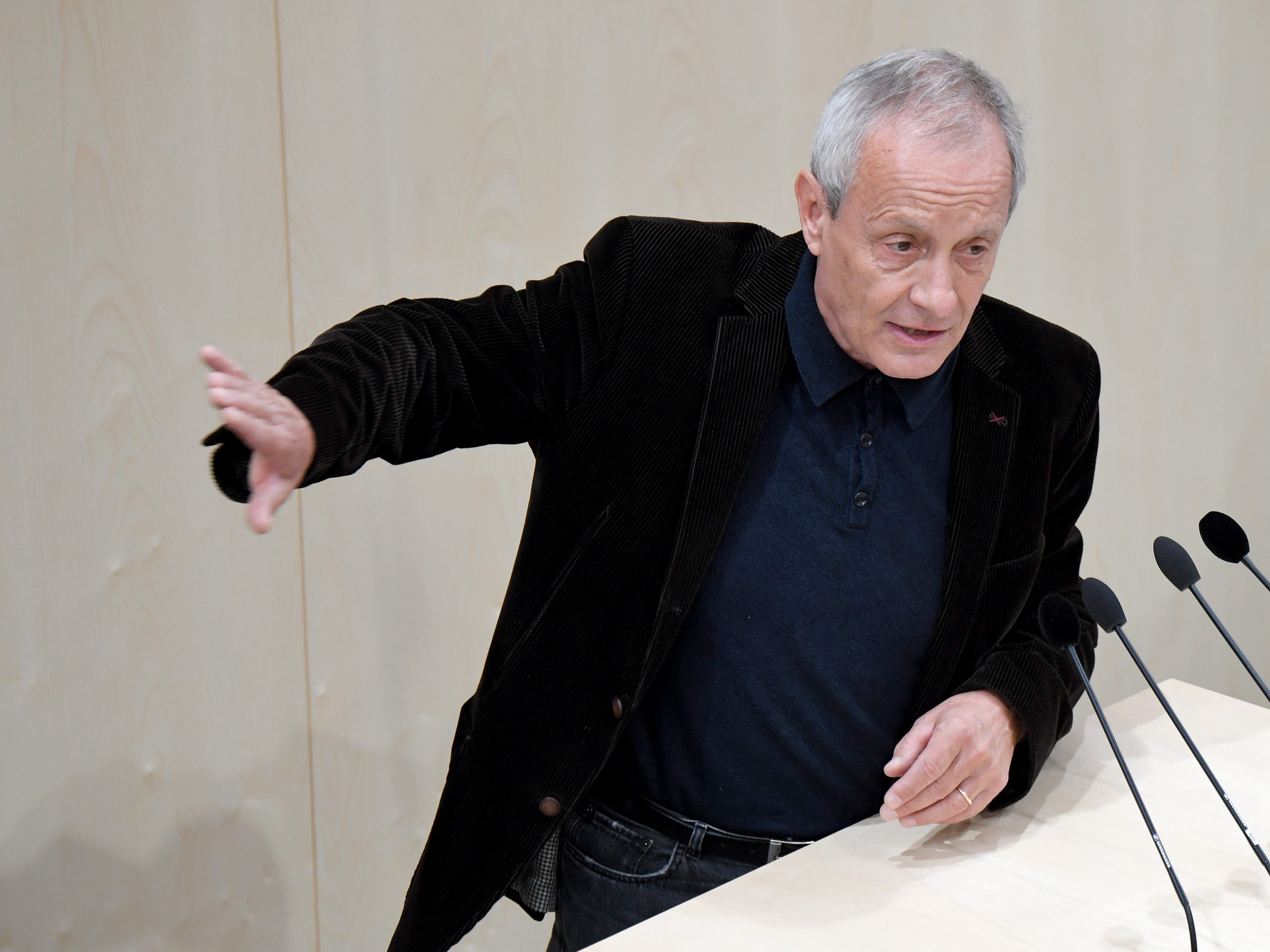 Schwere Vorwürfe gegen Peter Pilz. Schwere Vorwürfe gegen Peter Pilz.