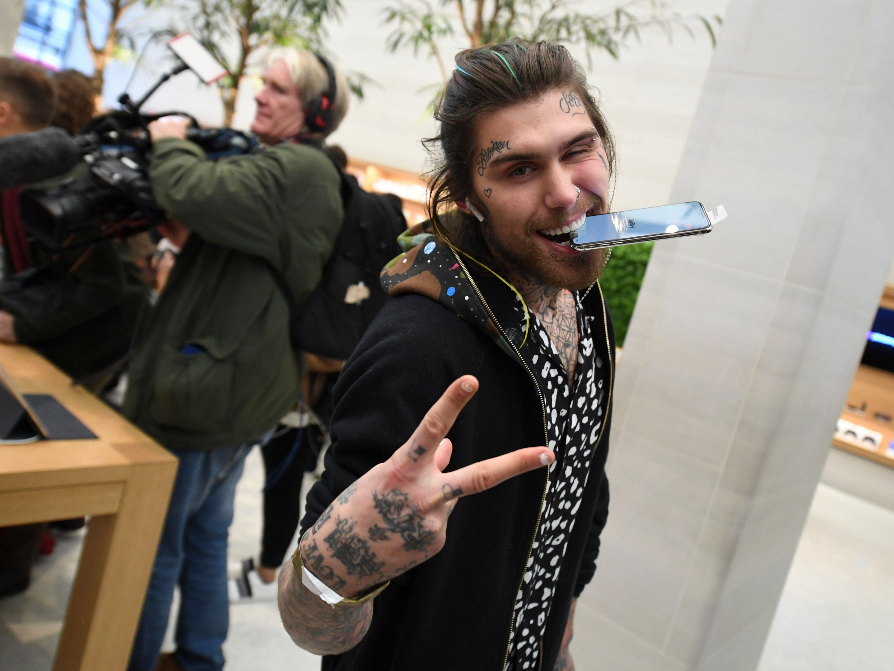 Tausende standen weltweit vor den Applestores um einer der ersten Besitzer des neuen iPhone X zu sein. Tausende standen weltweit vor den Applestores um einer der ersten Besitzer des neuen iPhone X zu sein.