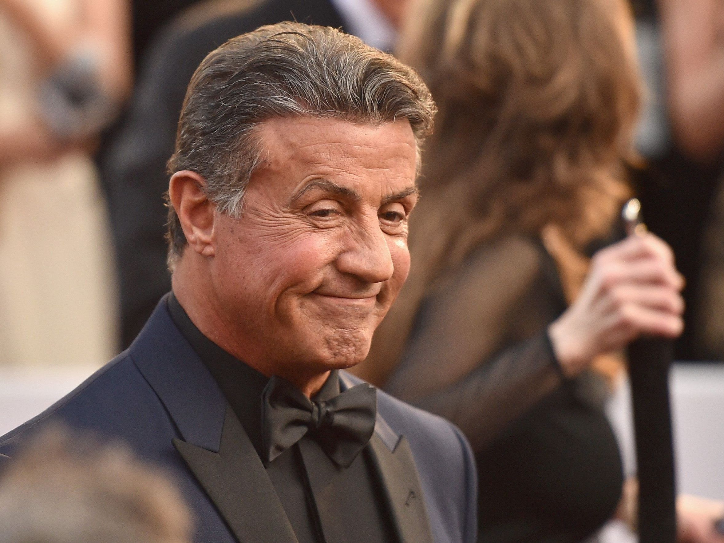 Stallone soll 1986 eine 16-Jährige zu einem Dreier mit einem Bodyguard gezwungen haben. Stallone soll 1986 eine 16-Jährige zu einem Dreier mit einem Bodyguard gezwungen haben.