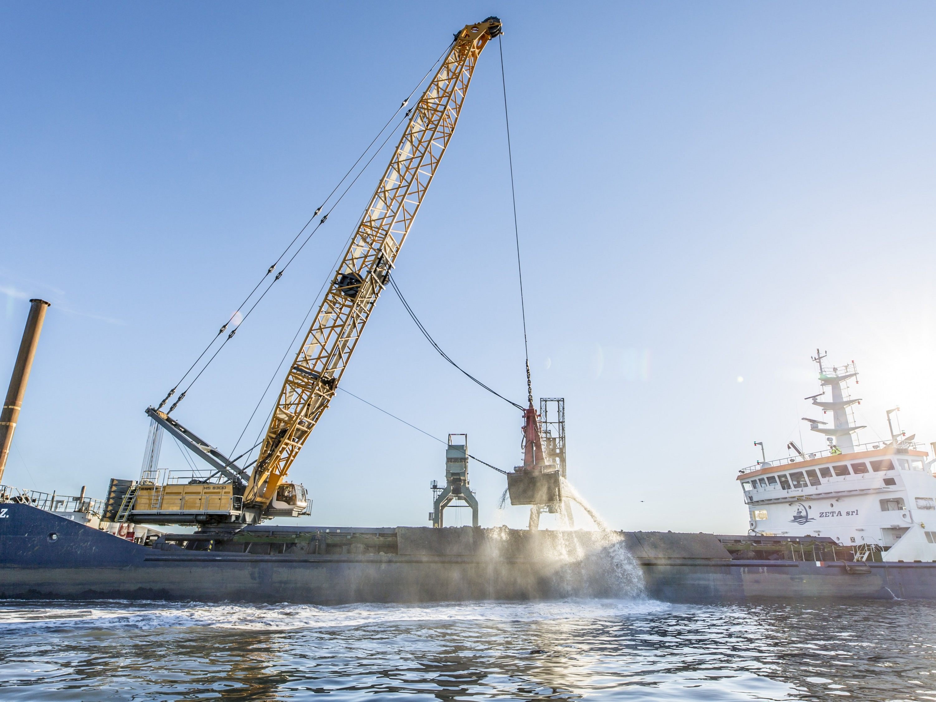 Liebherr Seilbagger vom Typ HS 8300 HD im Nassbagger-Einsatz im Hafen von Piombino / Italien Liebherr Seilbagger vom Typ HS 8300 HD im Nassbagger-Einsatz im Hafen von Piombino / Italien