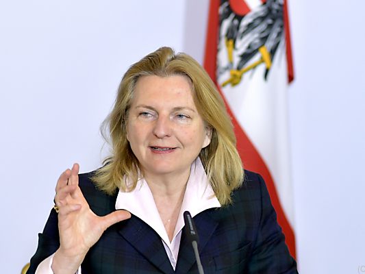 Karin Kneissl bietet Wien als Verhandlungsort an