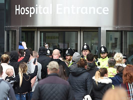 Tumultartige Szenen vor dem Krankenhaus Tumultartige Szenen vor dem Krankenhaus