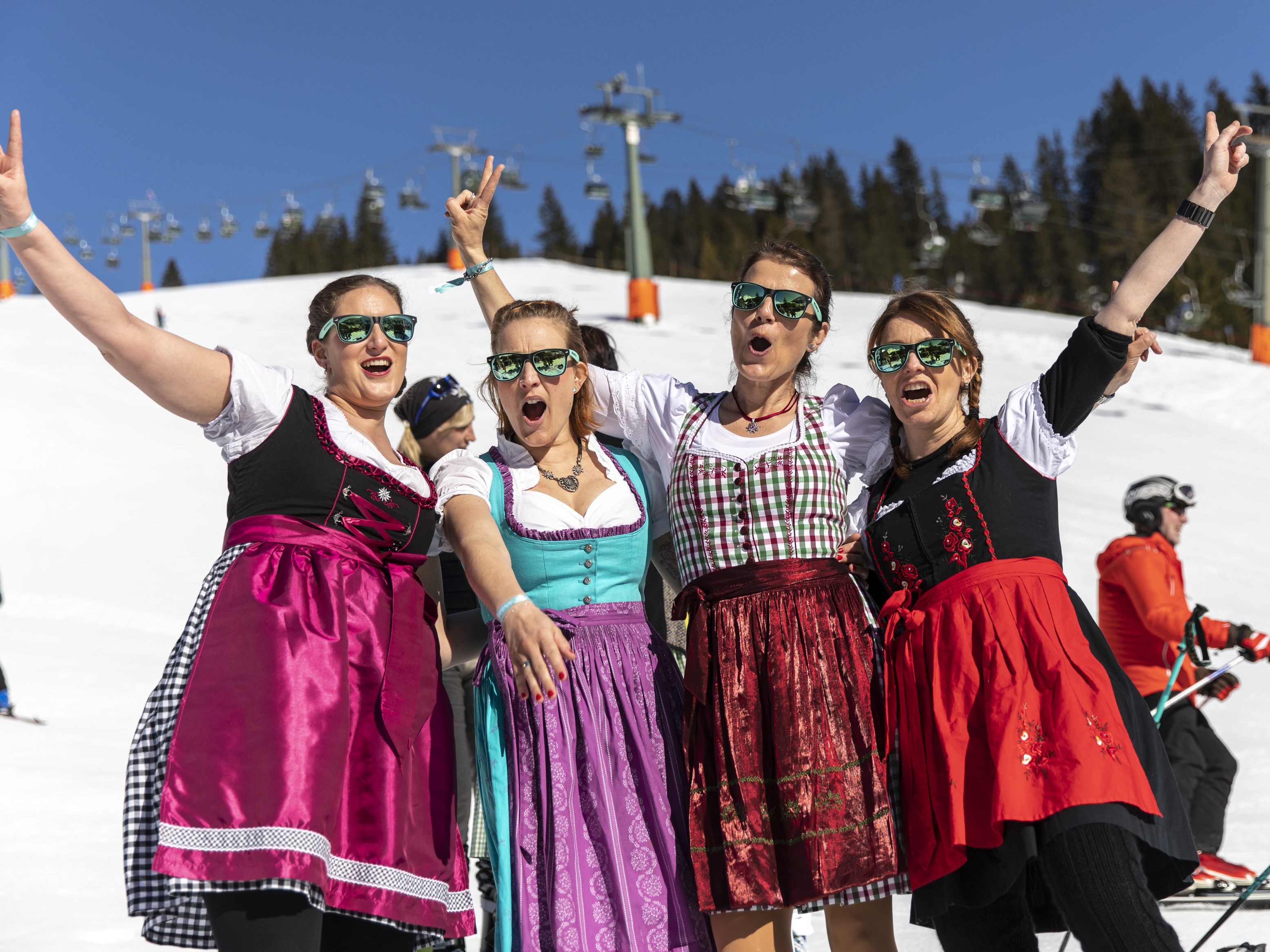 Trachten-Gaudi auf der Skiposte beim Kästle Dirndl Skitag in Lech. Trachten-Gaudi auf der Skiposte beim Kästle Dirndl Skitag in Lech.