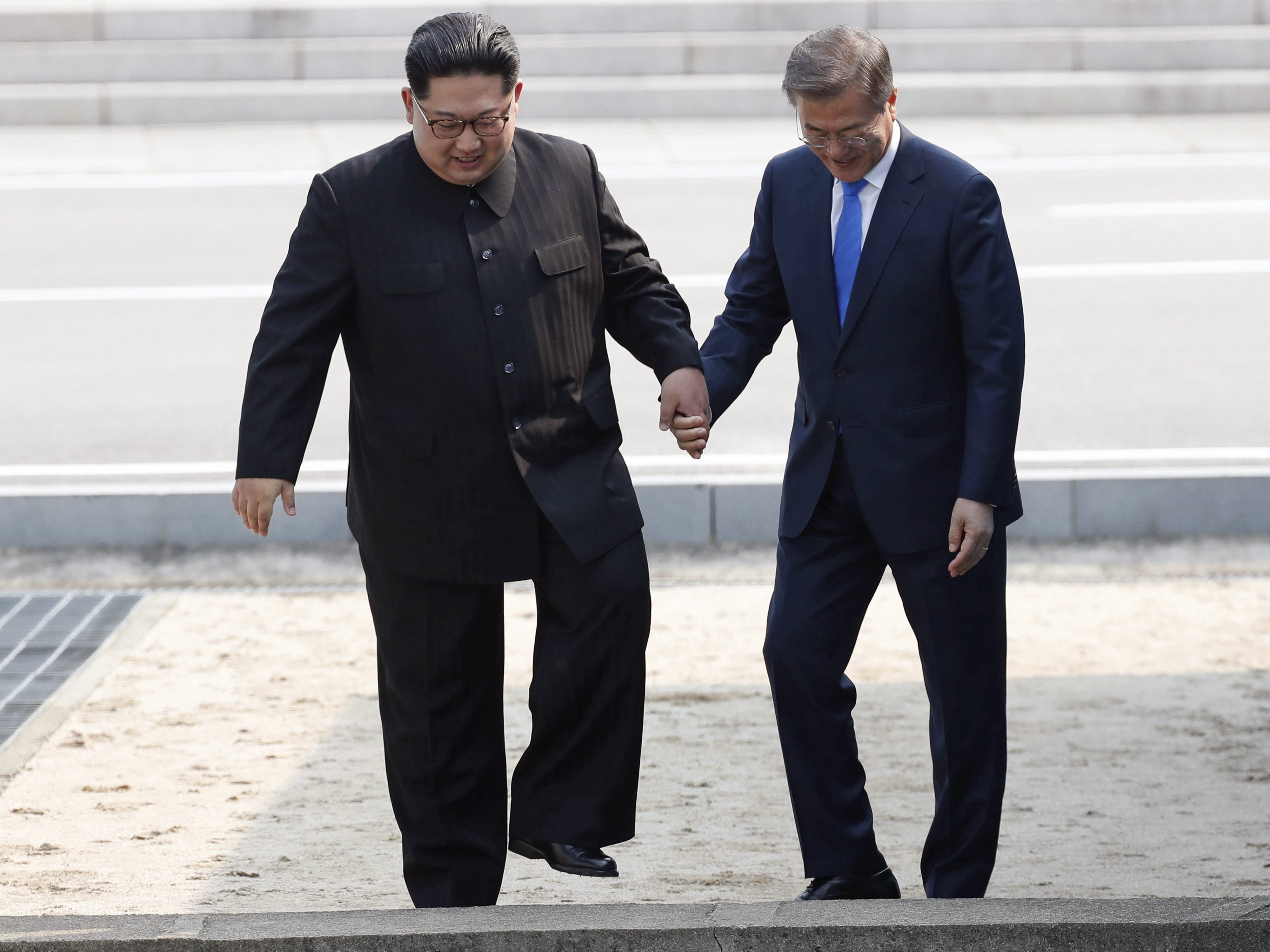 Nordkoreanischer Machthaber und Moon reichten sich beide die Hand . Nordkoreanischer Machthaber und Moon reichten sich beide die Hand .