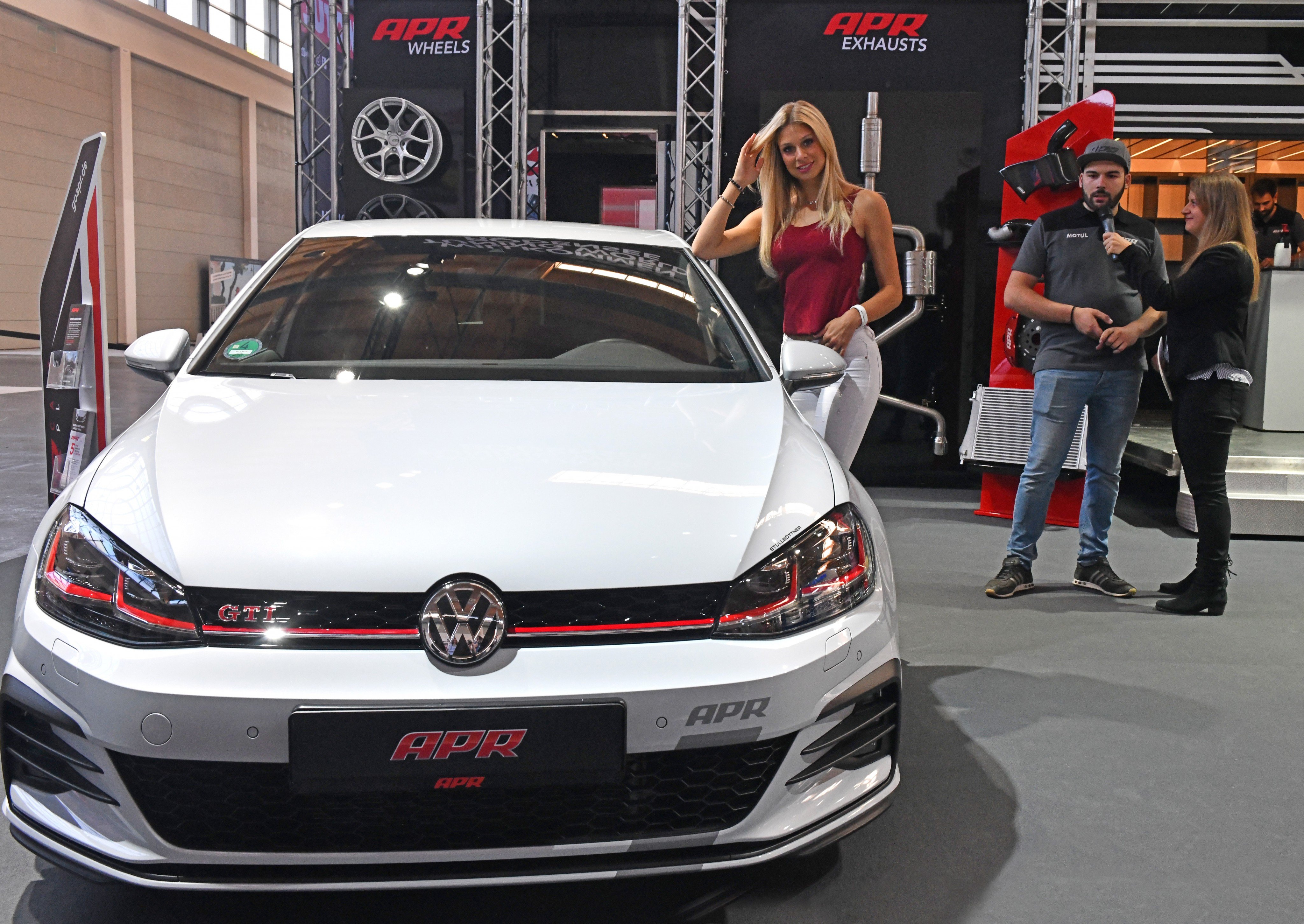 Miss Tuning Vanessa Schmitt mit VW Golf GTI APR Track Edition. Miss Tuning Vanessa Schmitt mit VW Golf GTI APR Track Edition.