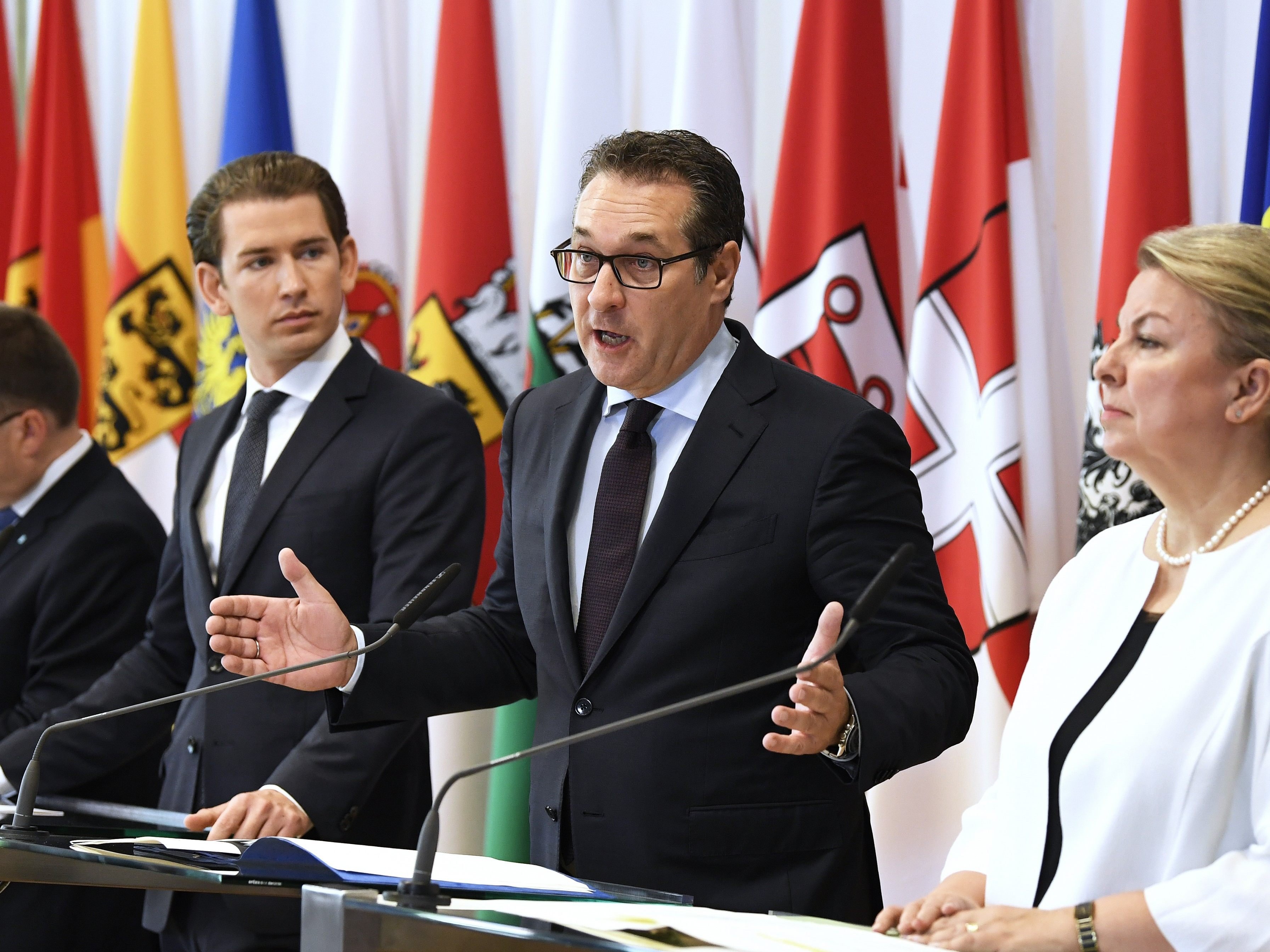 ÖVP-Klubobmann August Wöginger, Bundeskanzler Sebastian Kurz, Vizekanzler Heinz Christian Strache und Sozialministerin Beate Hartinger während einer Pressekonferenz nach der Regierungsklausur und des Ministerrates am Montag, 28. Mai 2018, in Mauerbach. ÖVP-Klubobmann August Wöginger, Bundeskanzler Sebastian Kurz, Vizekanzler Heinz Christian Strache und Sozialministerin Beate Hartinger während einer Pressekonferenz nach der Regierungsklausur und des Ministerrates am Montag, 28. Mai 2018, in Mauerbach.