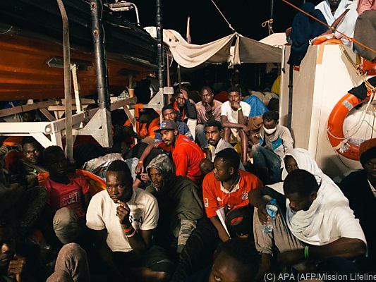 Viele der Flüchtlinge sind seekrank Viele der Flüchtlinge sind seekrank