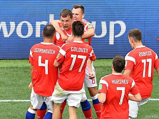 Als erster durften die Kicker des Veranstalterlandes jubeln Als erster durften die Kicker des Veranstalterlandes jubeln