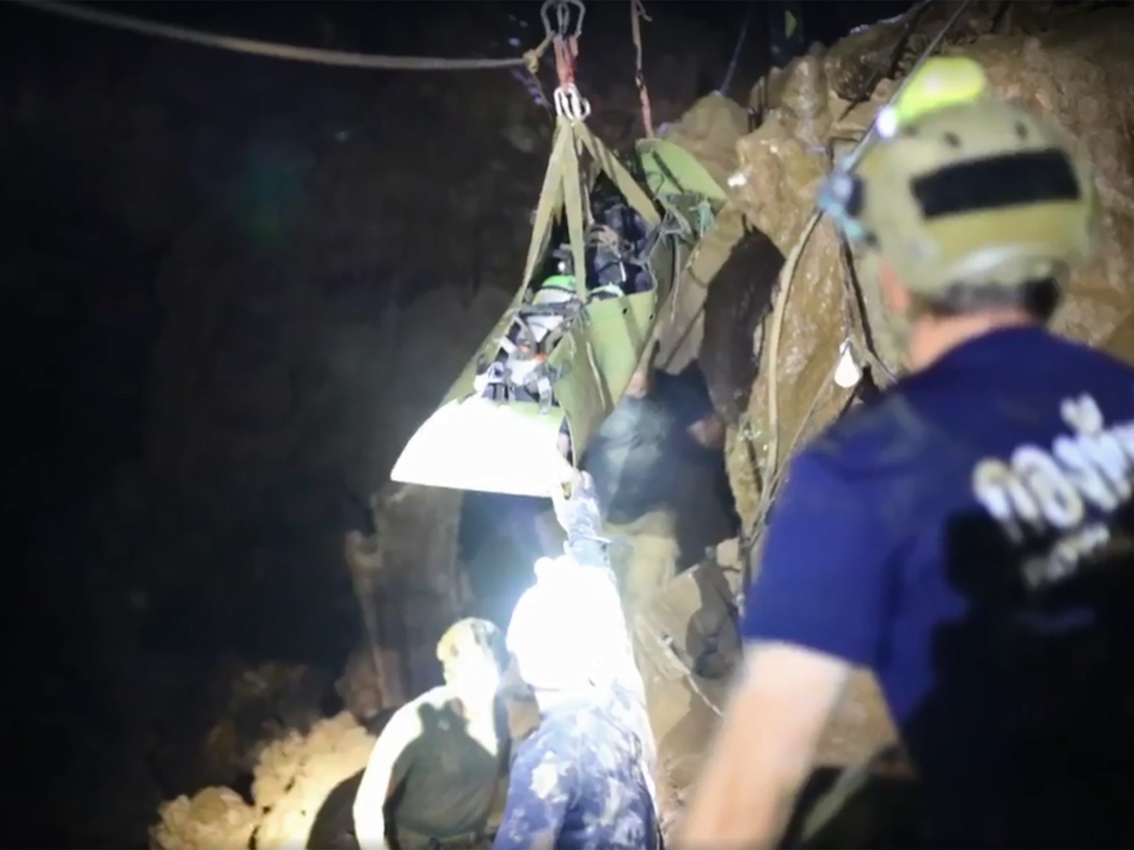 Die Jungen wurden auf Tragen durch die Höhle transportiert.