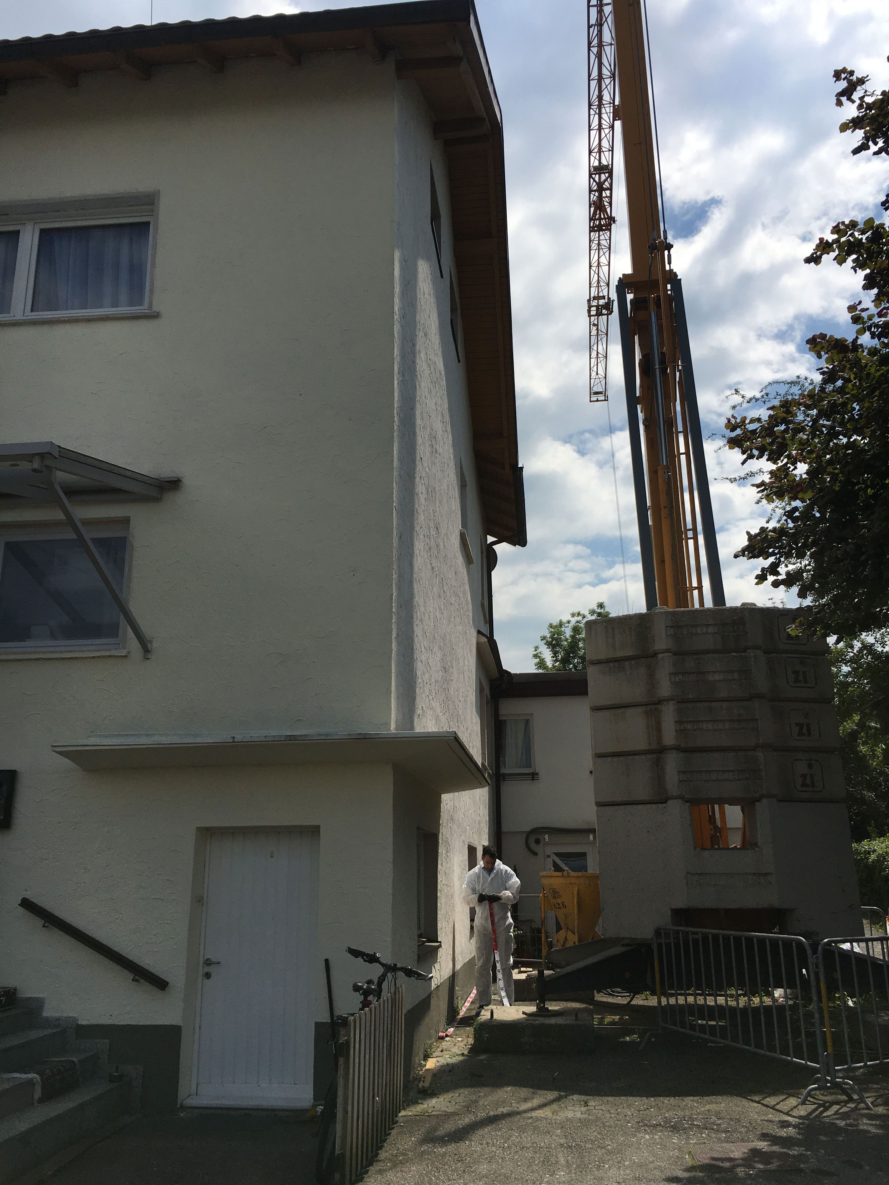 In und vor diesem Haus lief der Einsatz ab. In und vor diesem Haus lief der Einsatz ab.