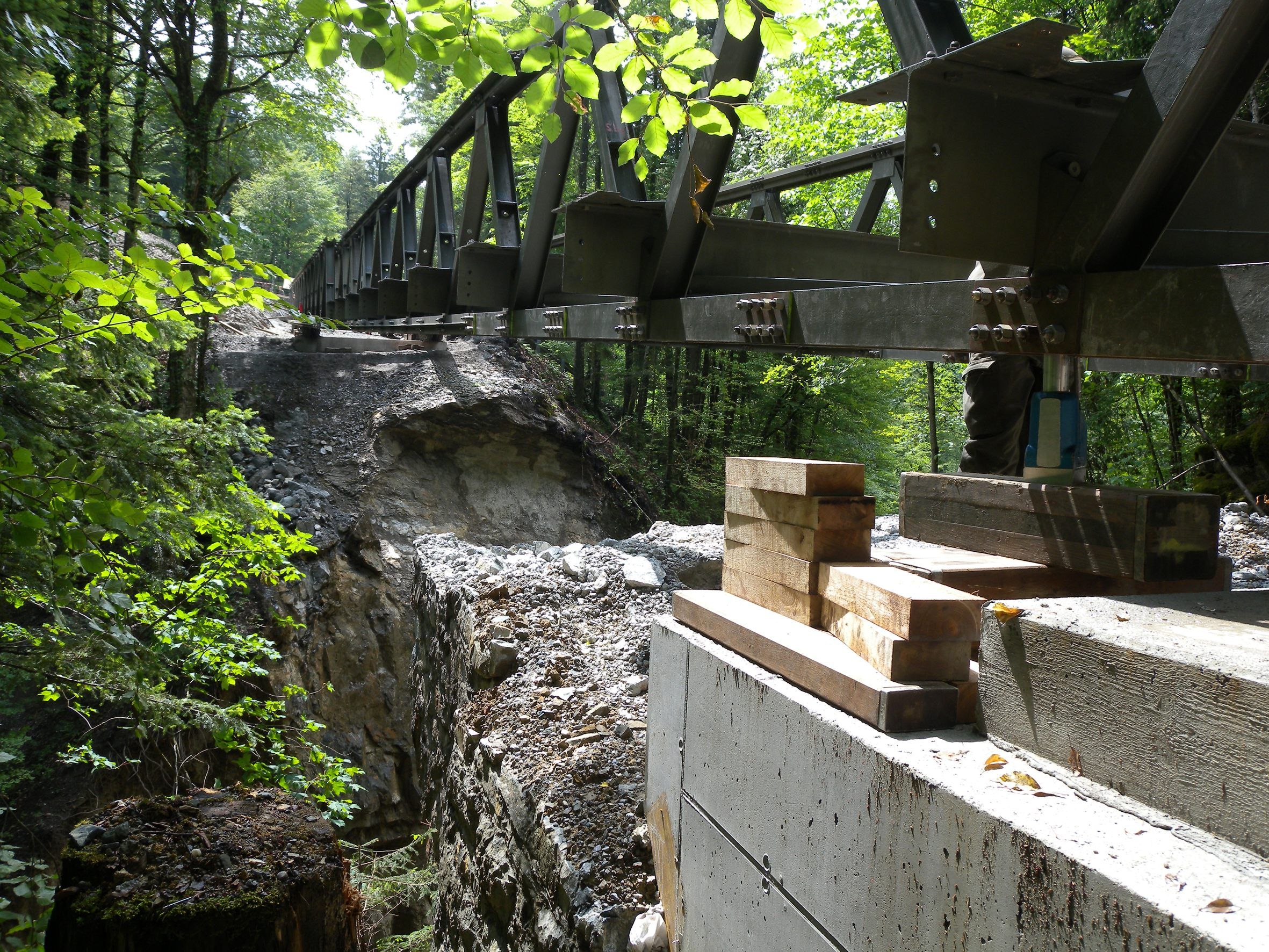 Mit der Sicherung des Brückenkopfs der Rappenlochbrücke beginnt die erste Etappe der Schluchtsanierung. Mit der Sicherung des Brückenkopfs der Rappenlochbrücke beginnt die erste Etappe der Schluchtsanierung.