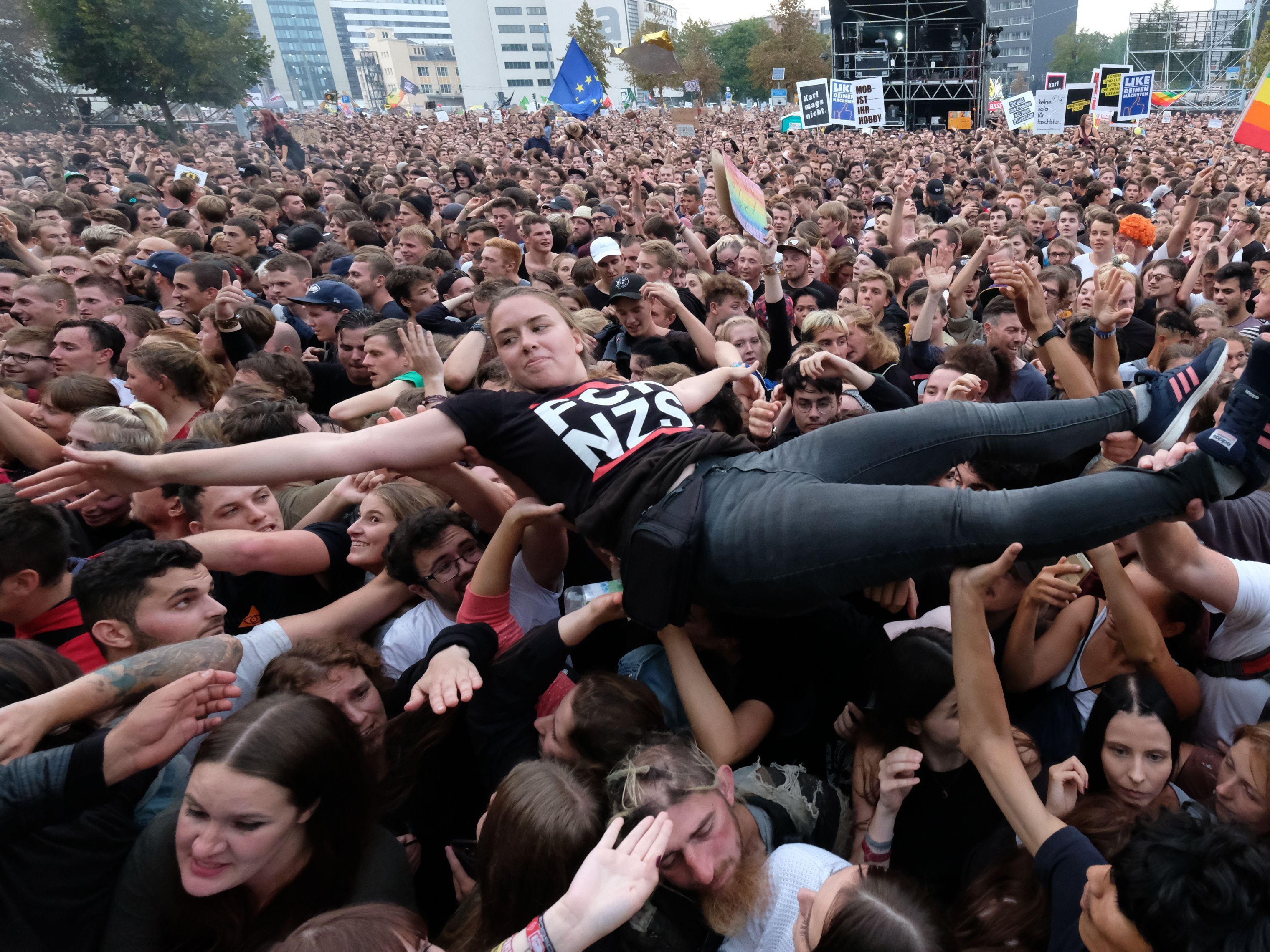 Zu einem Konzert gegen rechte Hetze und Gewalt kamen in Chemnitz gestern 65.000 Menschen zusammen.