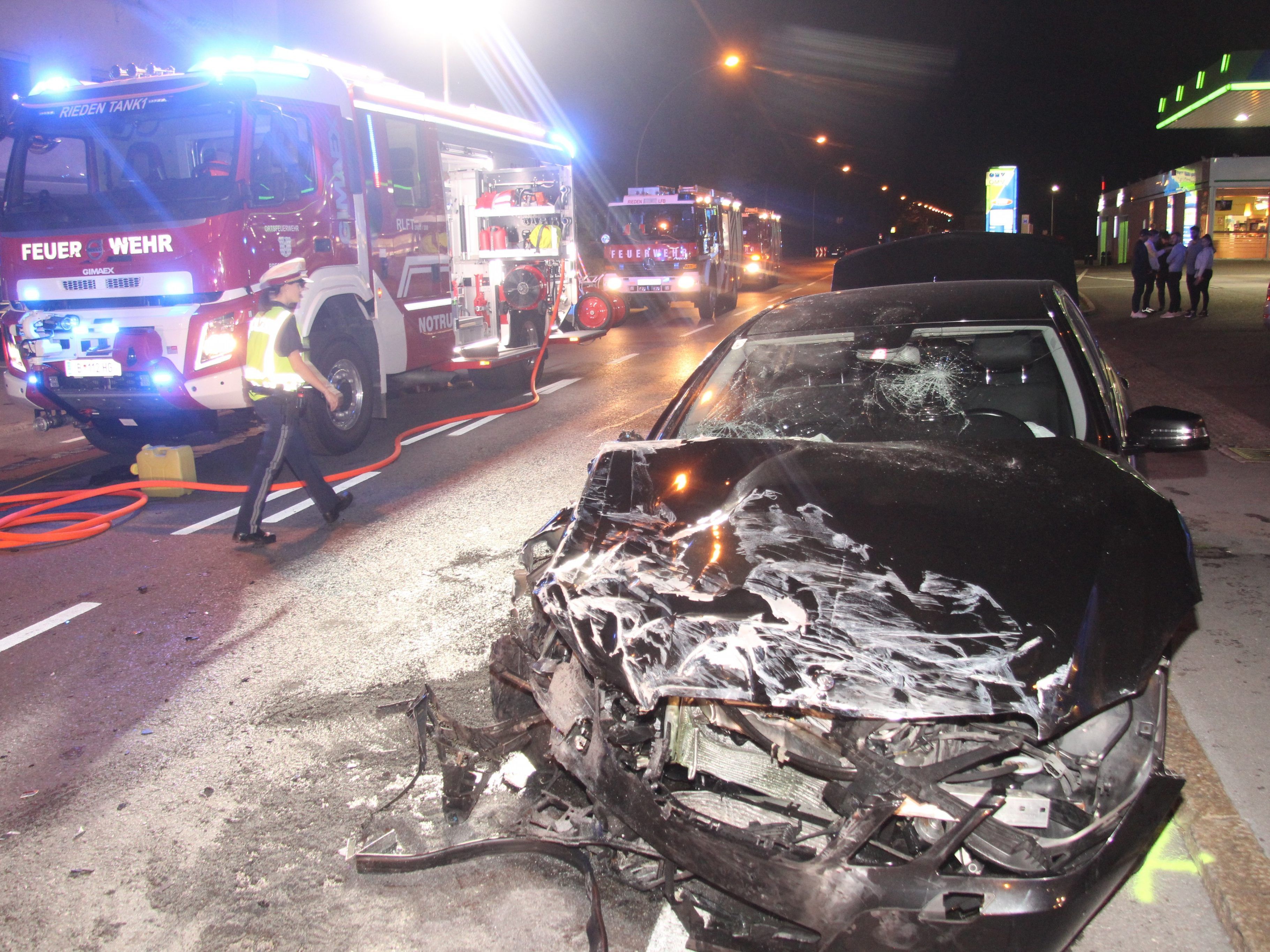 Bei dem Unfall wurden mehrere Personen verletzt. Bei dem Unfall wurden mehrere Personen verletzt.