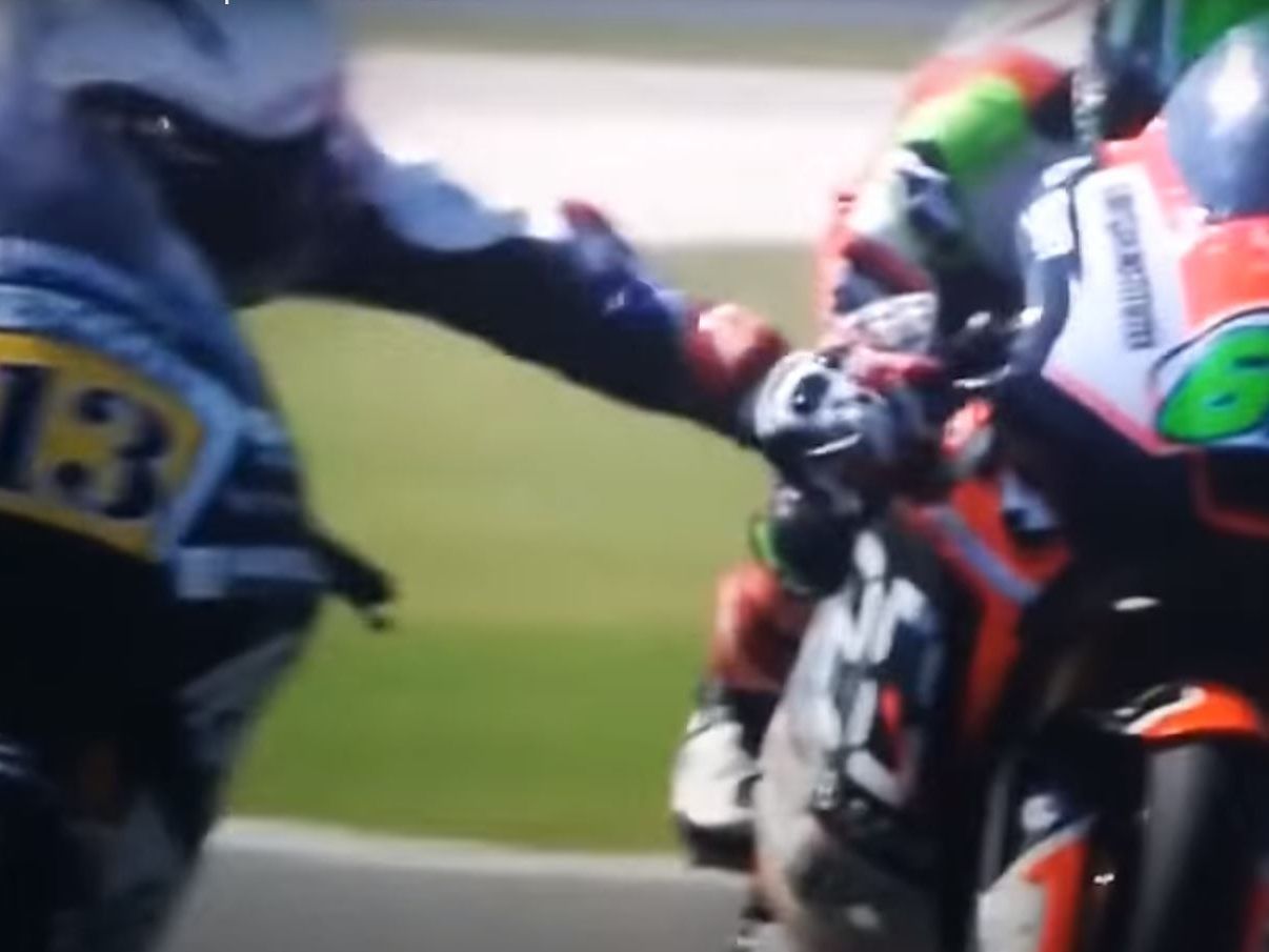 Bei 230 km/h dem Gegner an die Bremse greifen - Der Ausraster von Marco Fenati. Bei 230 km/h dem Gegner an die Bremse greifen - Der Ausraster von Marco Fenati.
