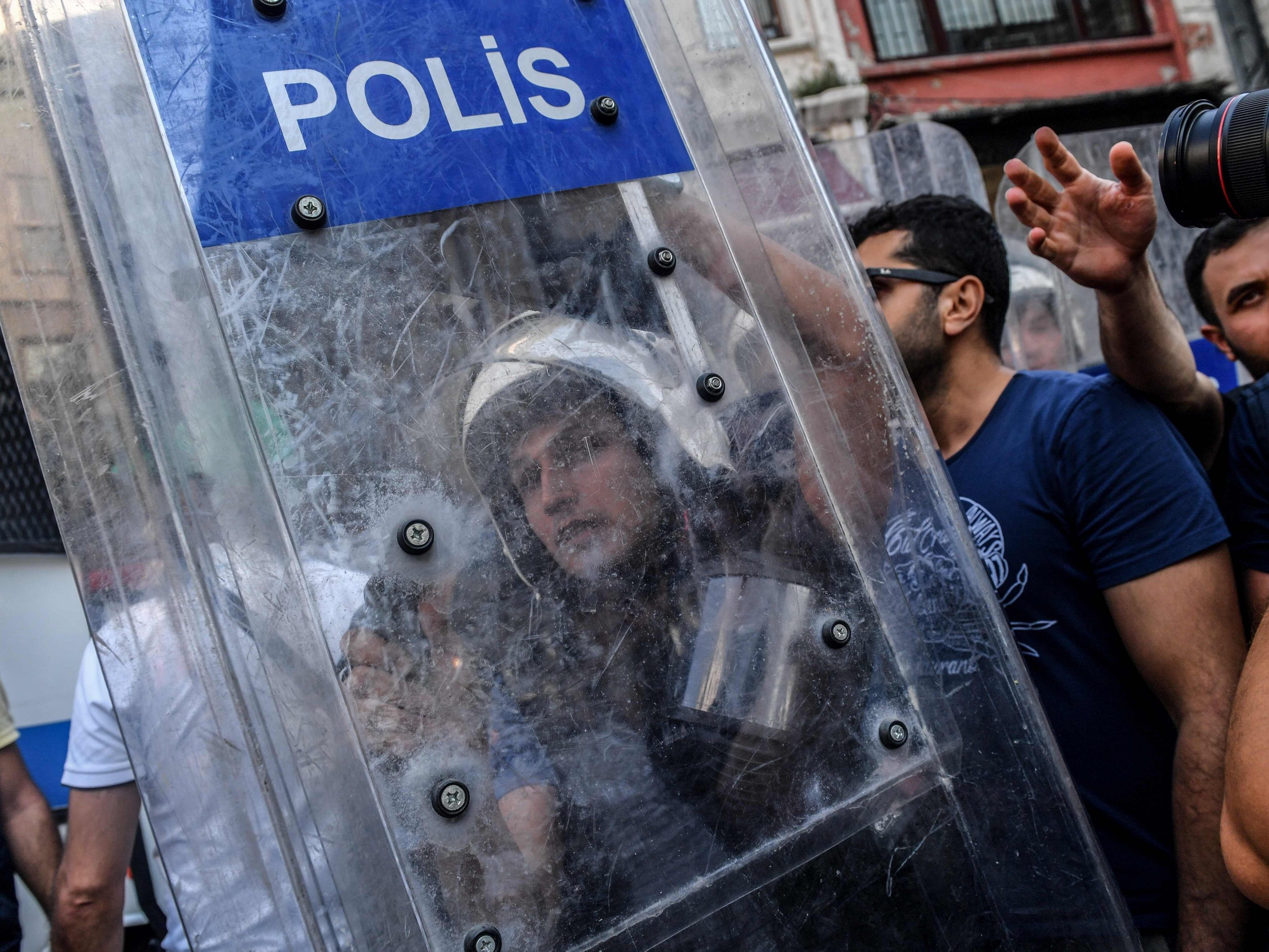 Die Polizei nahm den Journalisten wegen "Terrorverdachts" fest. Die Polizei nahm den Journalisten wegen "Terrorverdachts" fest.