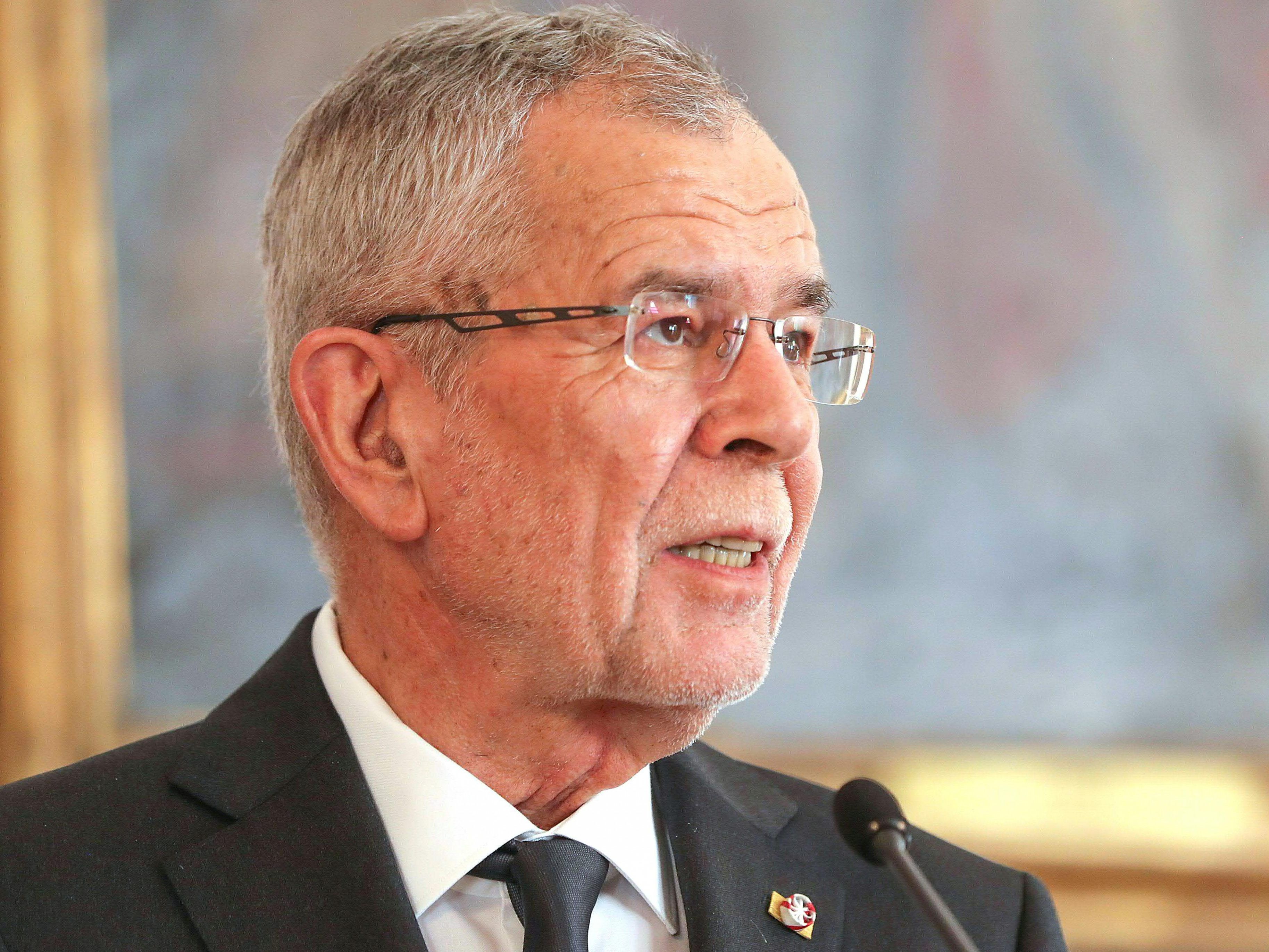 Van der Bellen bittet das Innenministerium um eine erneute Prüfung. Van der Bellen bittet das Innenministerium um eine erneute Prüfung.