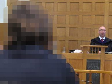 Der Beschuldigte sagt: "Kann mich an nichts erinnern." Der Beschuldigte sagt: "Kann mich an nichts erinnern."