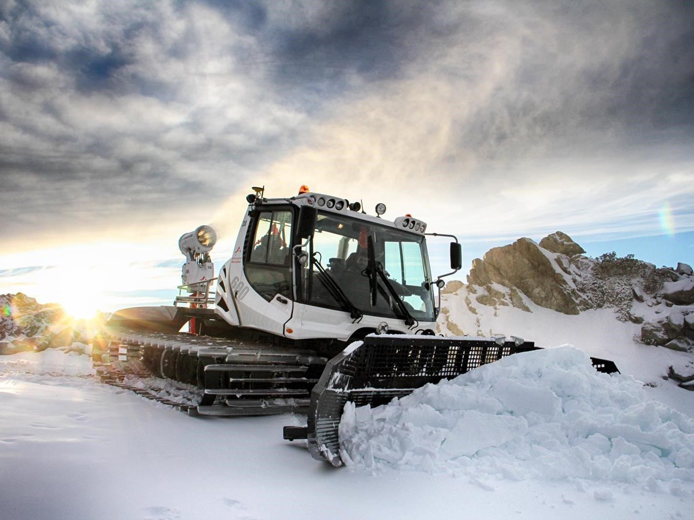 Das Pistenbully- und Beschneiungsteam hat diese Woche alles gegeben, um so früh wie möglich zu eröffnen. Das Pistenbully- und Beschneiungsteam hat diese Woche alles gegeben, um so früh wie möglich zu eröffnen.