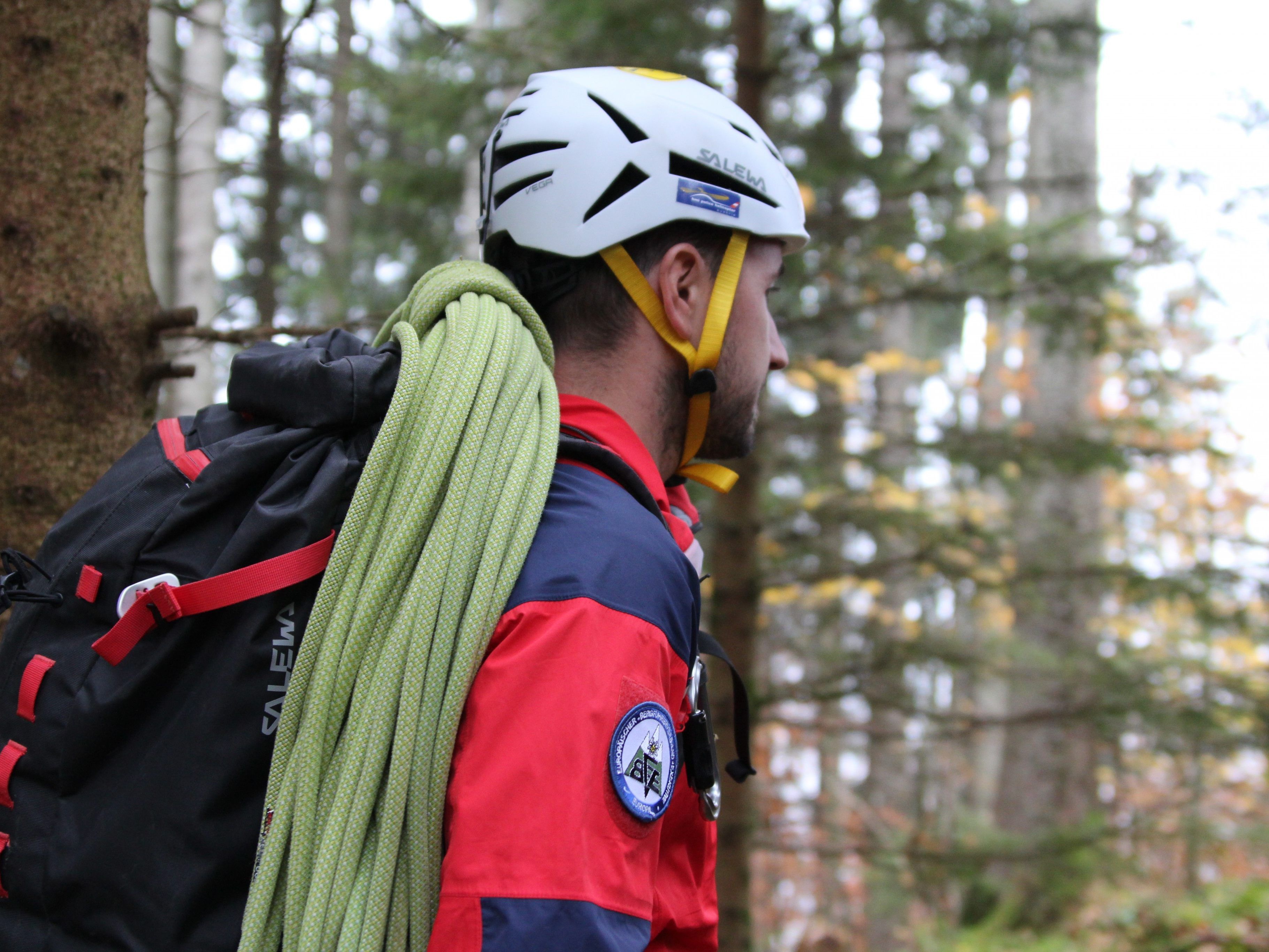 Beamte der Alpinpolizei und Polizeischüler durchkämmten das teils sehr steile Gebiet. Beamte der Alpinpolizei und Polizeischüler durchkämmten das teils sehr steile Gebiet.