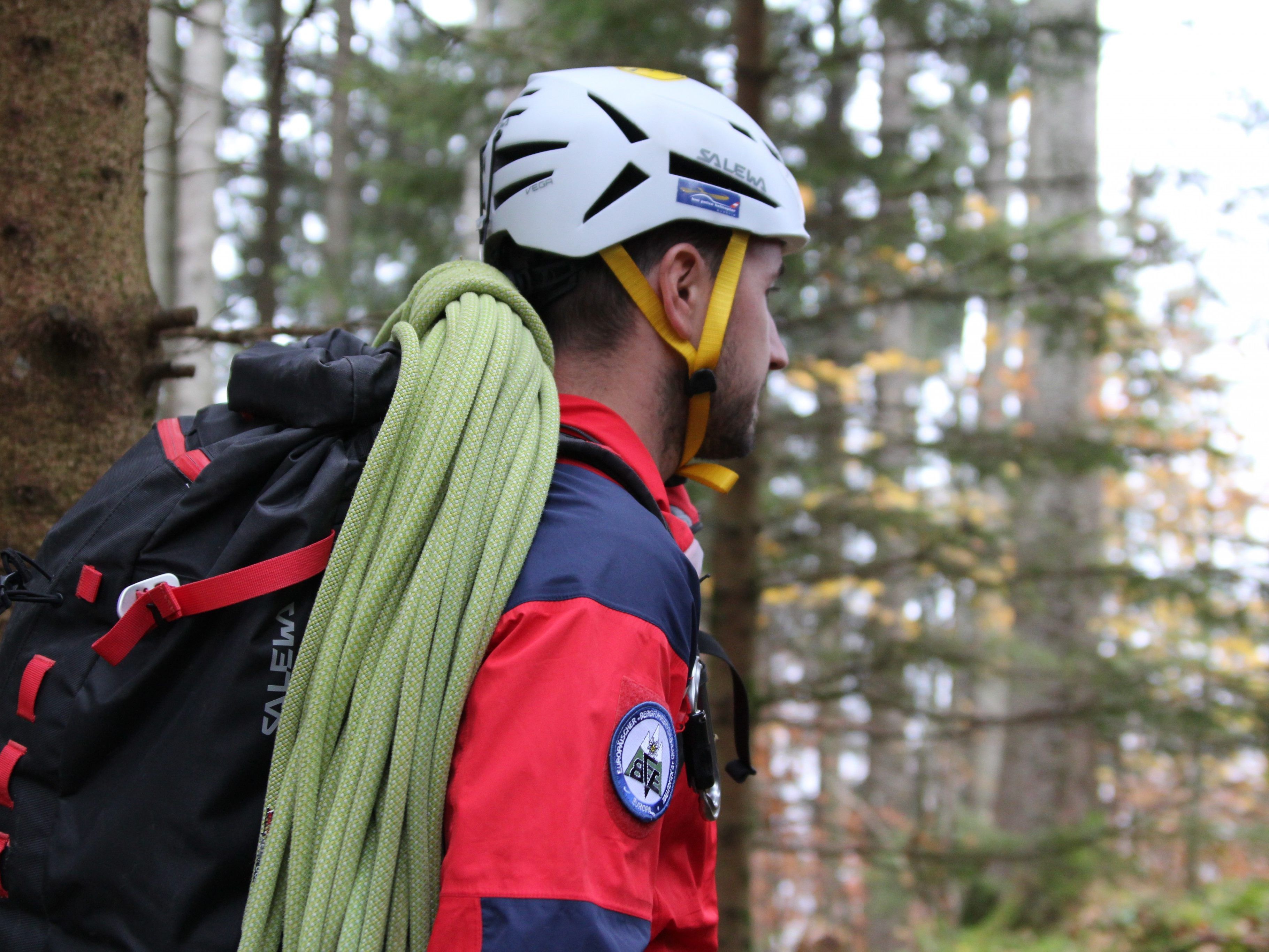 Beamte der Alpinpolizei und Polizeischüler durchkämmten das teils sehr steile Gebiet.