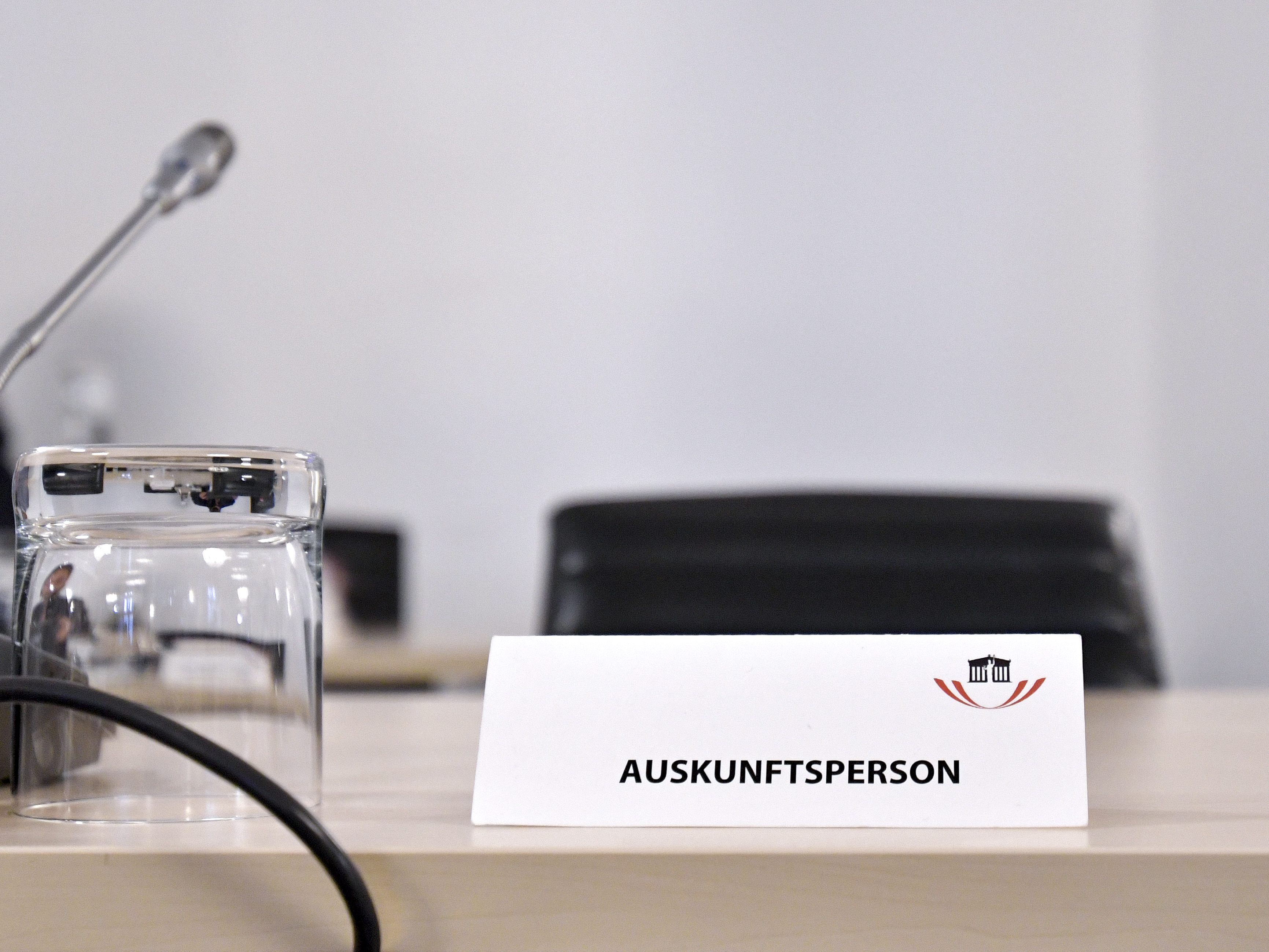 Der Security-Mitarbeiter konnte auch den Aussagen von Auskunftspersonen im BVT-U-Aussschuss folgen. Der Security-Mitarbeiter konnte auch den Aussagen von Auskunftspersonen im BVT-U-Aussschuss folgen.