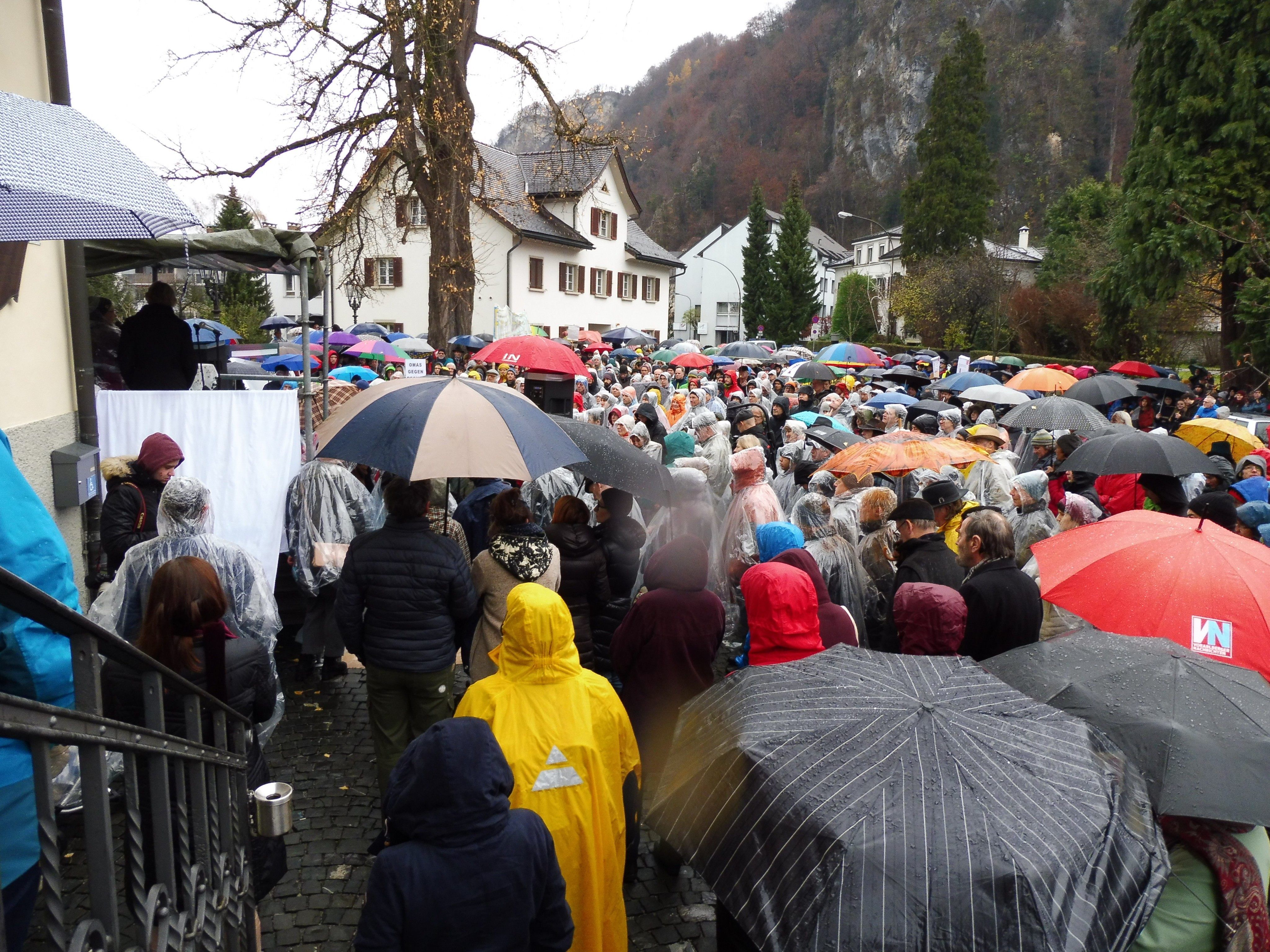 Laut dem Verein "Uns reicht's" nahmen 900 Menschen an der Demo teil.