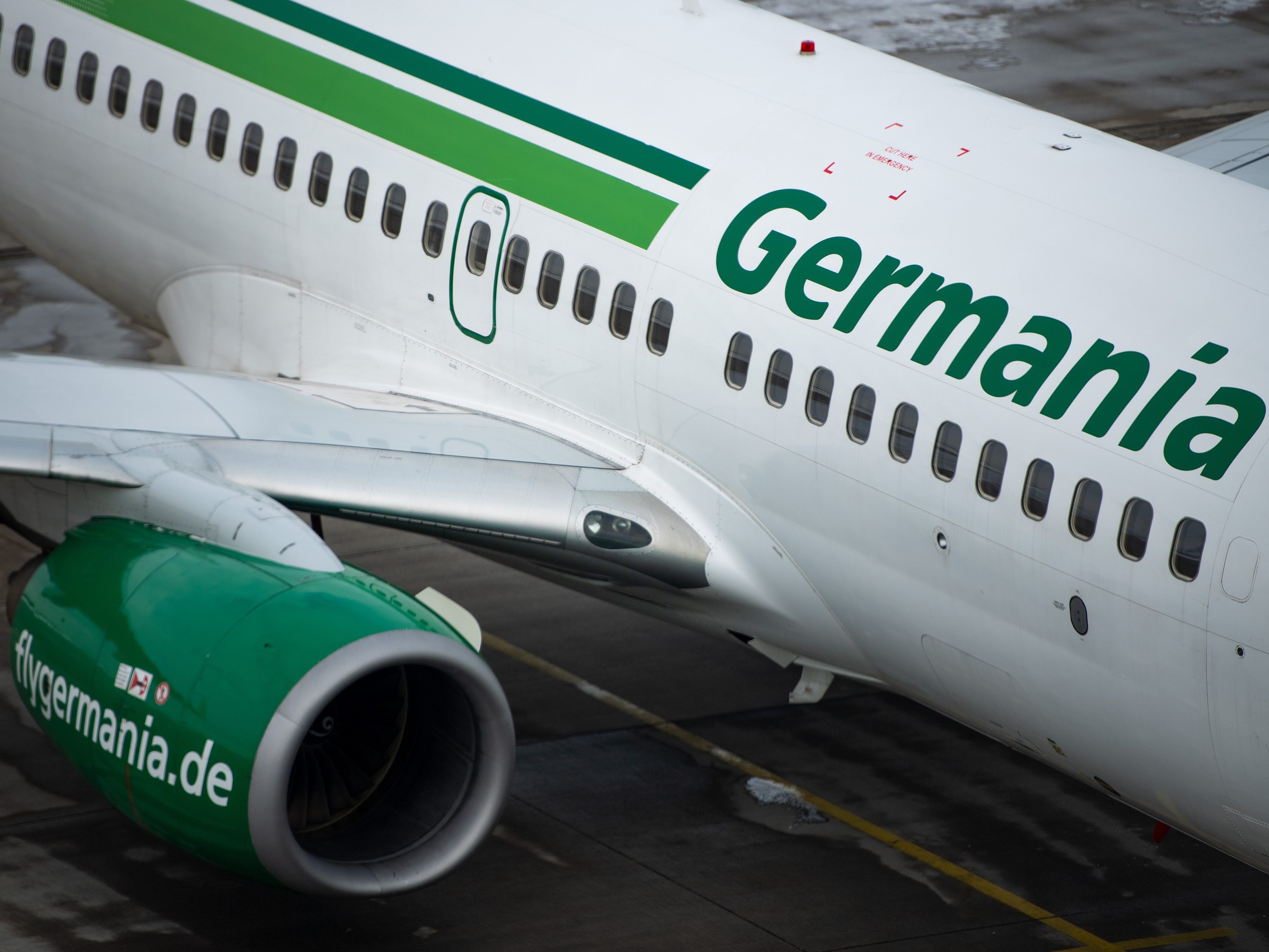 Ein Flugzeug der Fluggesellschaft Germania steht auf dem Rollfeld.