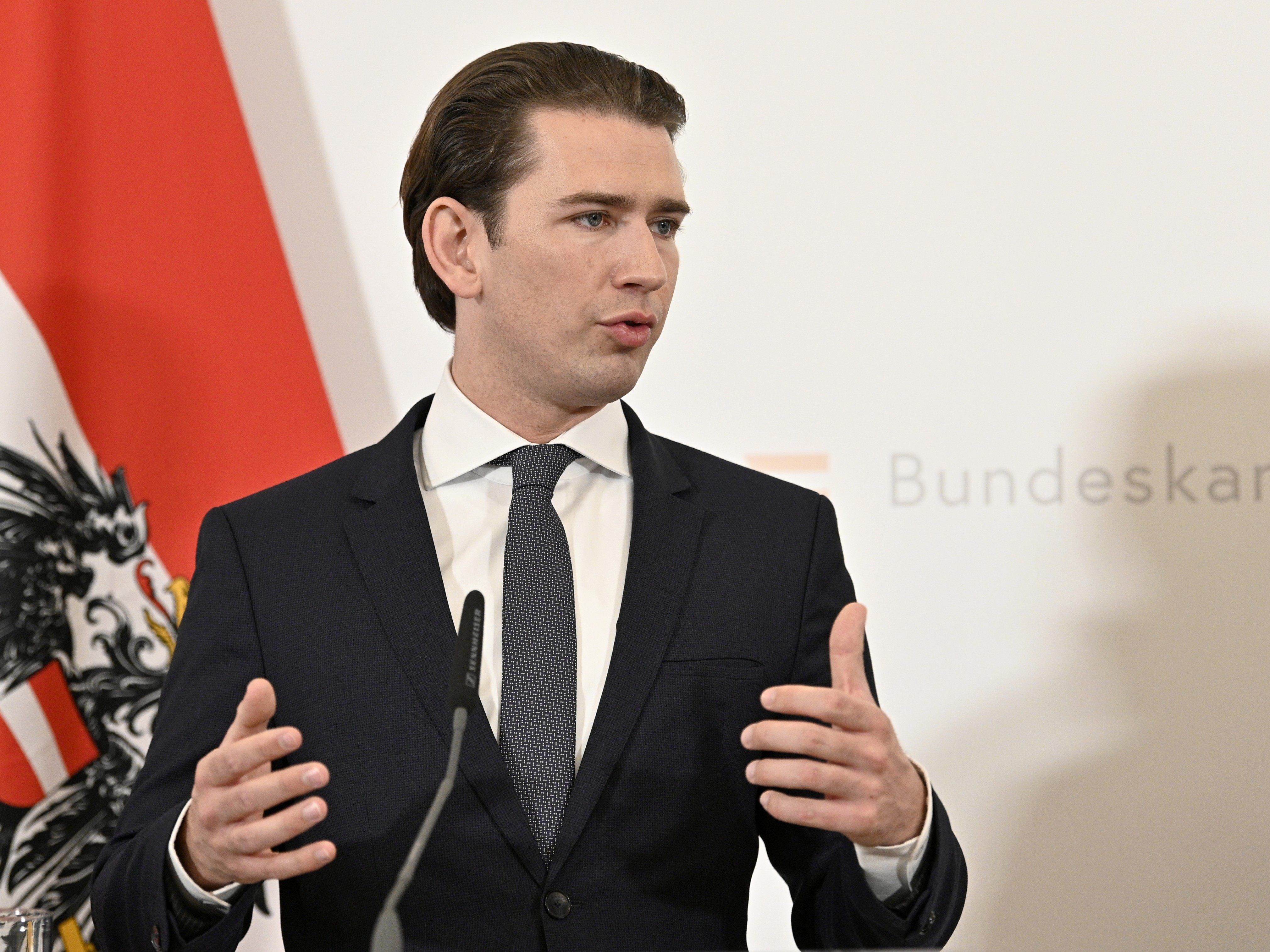 Der Kanzler bezeichnet das Geld für gemeinnützige Tätigkeiten nicht als Lohn, sondern als "Belohnung". Der Kanzler bezeichnet das Geld für gemeinnützige Tätigkeiten nicht als Lohn, sondern als "Belohnung".