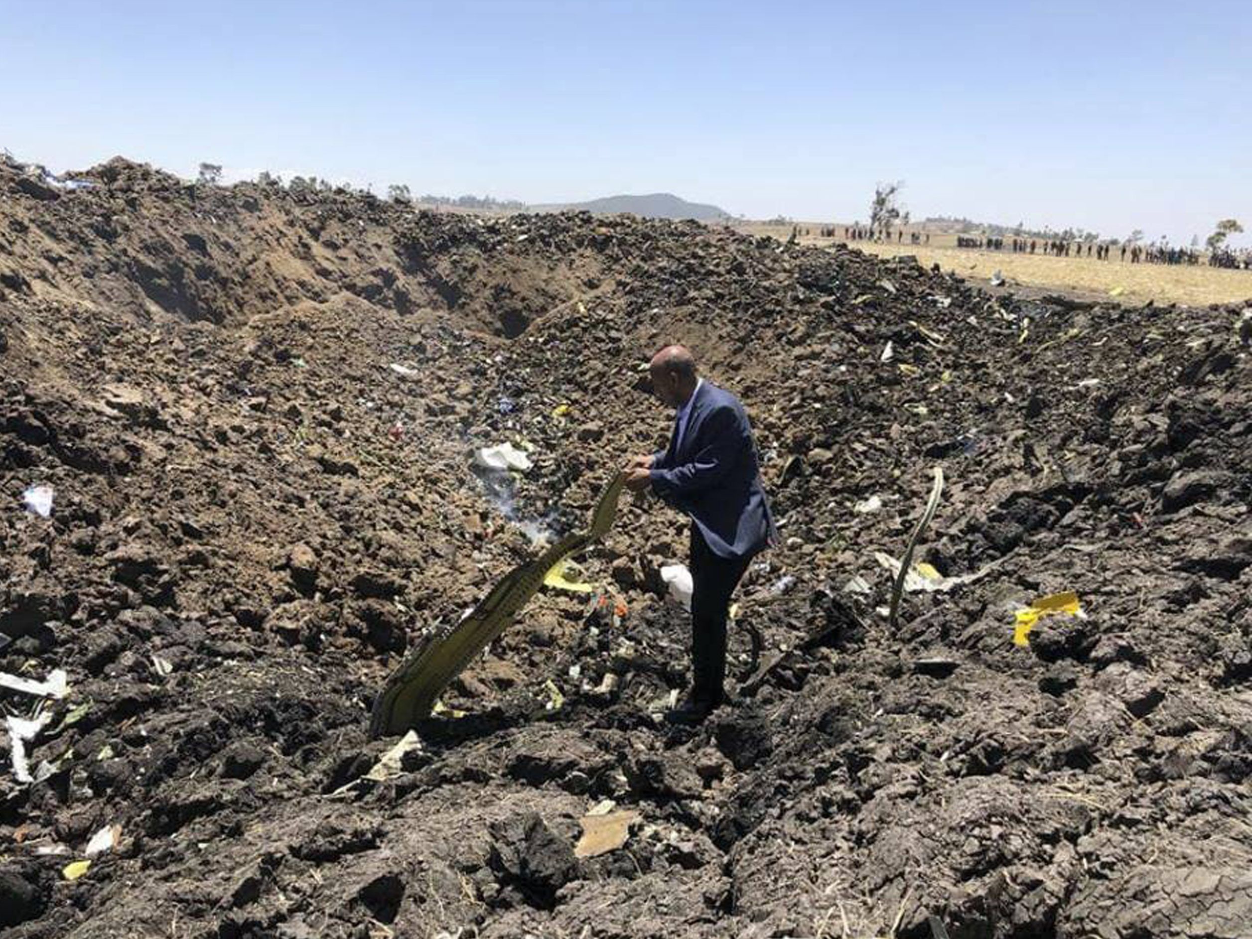 Der CEO der Ethiopian Airlines, Tewolde Gebremariam, steht in den Trümmern des abgestürzten Flugzeuges. Der CEO der Ethiopian Airlines, Tewolde Gebremariam, steht in den Trümmern des abgestürzten Flugzeuges.