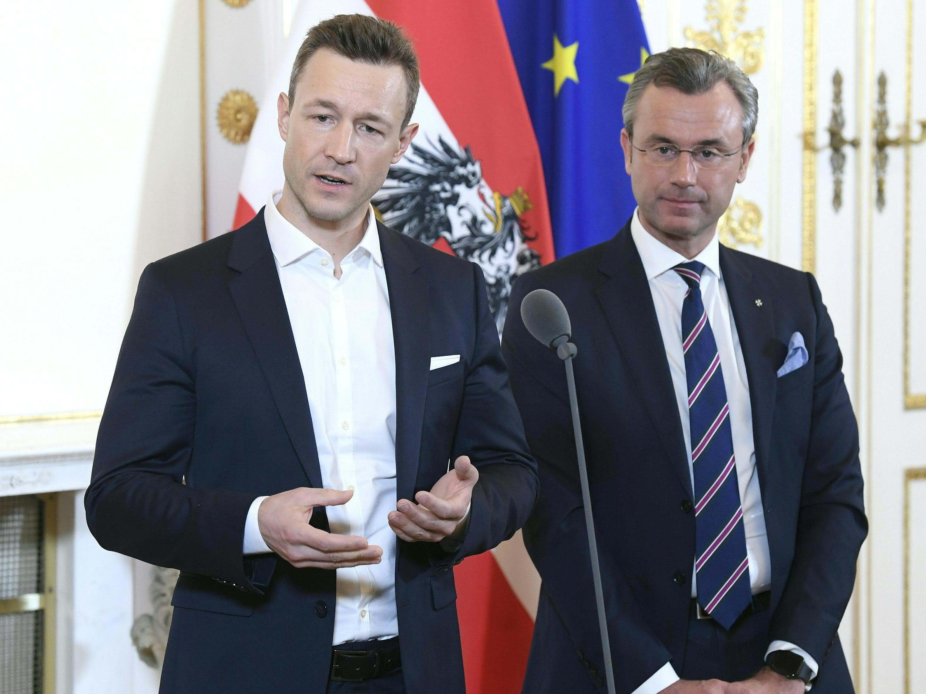Gernot Blümel (ÖVP) und Norbert Hofer (ÖVP) präsentierten vergangene Woche den "persönlichen Feiertag". Ob dieser auch für Vorarlbergs Beamte gilt, ist unklar. Gernot Blümel (ÖVP) und Norbert Hofer (ÖVP) präsentierten vergangene Woche den "persönlichen Feiertag". Ob dieser auch für Vorarlbergs Beamte gilt, ist unklar.
