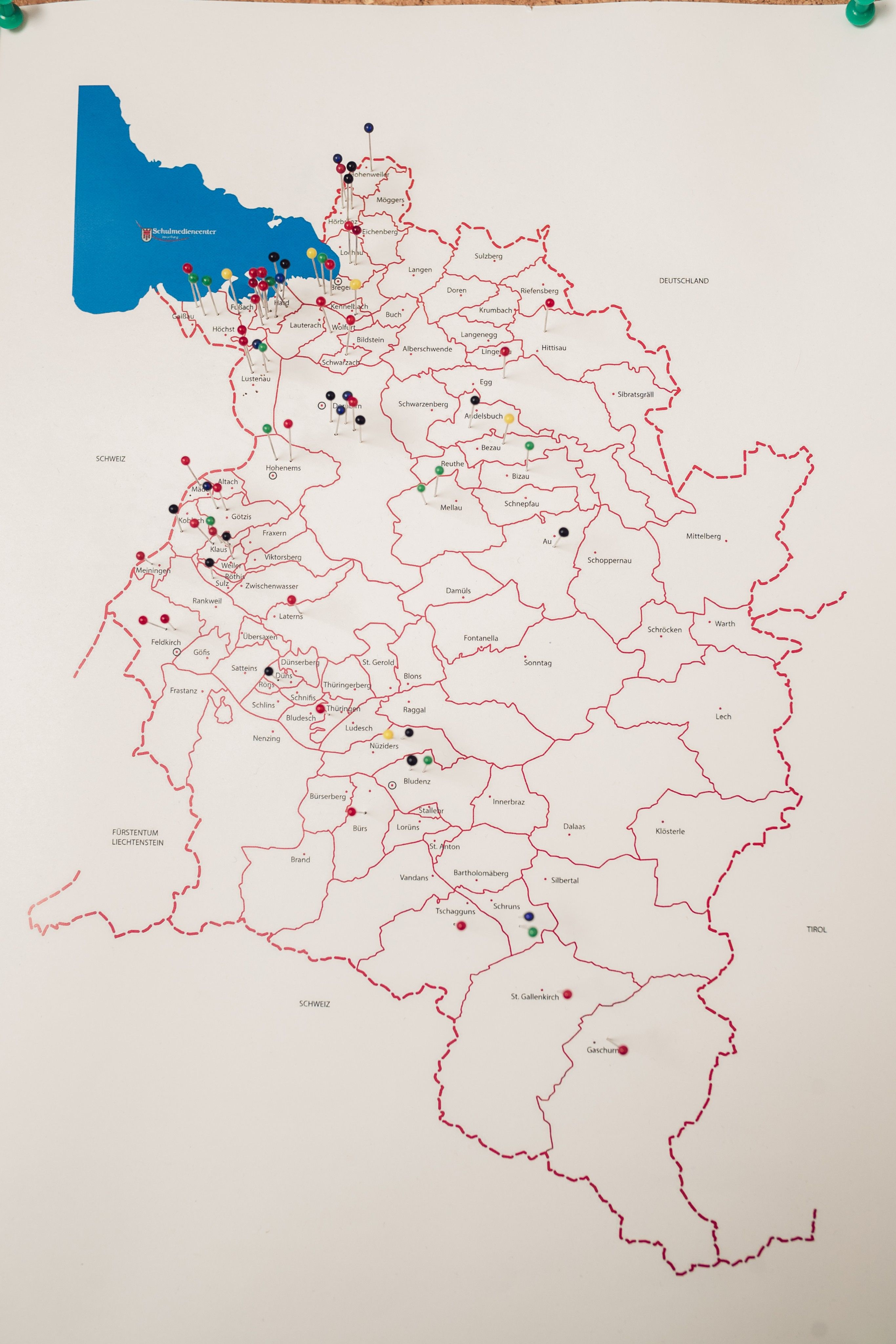 Die Stecknadeln stehen für die Wohnorte der erkrankten Kinder. Die Stecknadeln stehen für die Wohnorte der erkrankten Kinder.