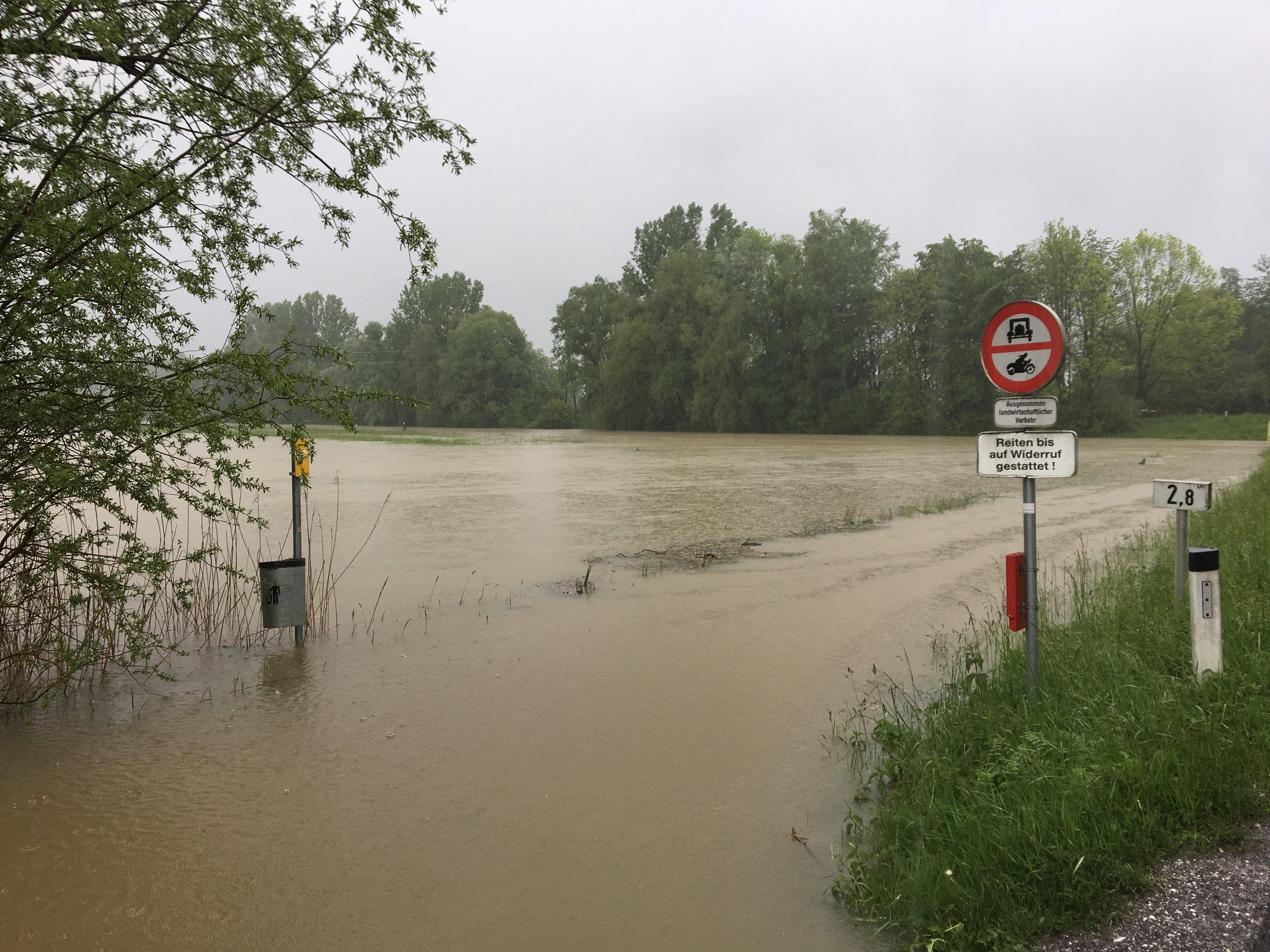 Wegen des Hochwassers waren einige Straßen auch noch am Mittwochmorgen gesperrt.