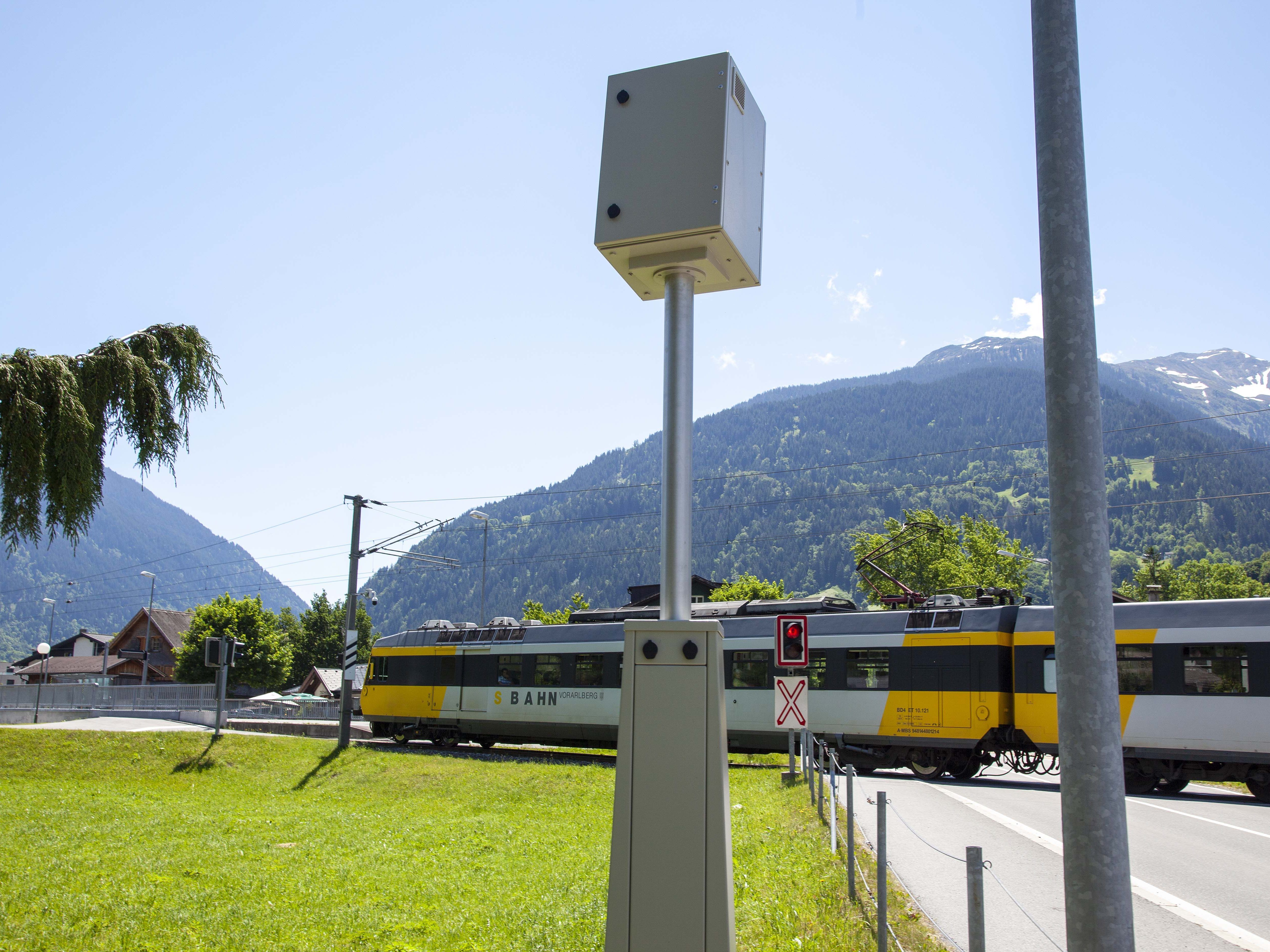 Die erste Rotlicht-Überwachung an einem Bahnübergang im Land wurde bei der Eisenbahnkreuzung auf Höhe Haltestelle Tschagguns im Montafon errichtet. Die erste Rotlicht-Überwachung an einem Bahnübergang im Land wurde bei der Eisenbahnkreuzung auf Höhe Haltestelle Tschagguns im Montafon errichtet.