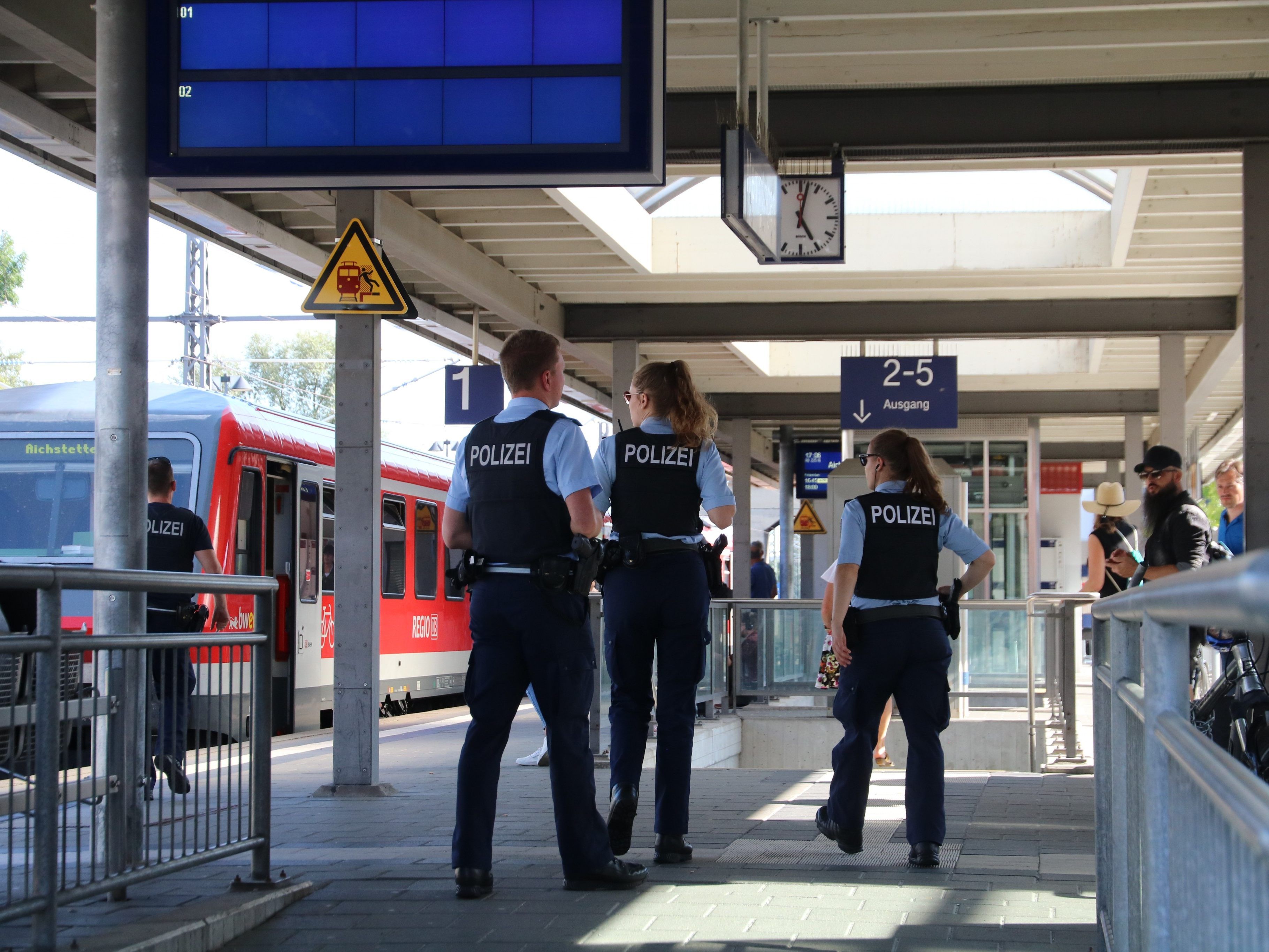 Der Bahnverkehr musste für eine Weile stillgelegt werden.