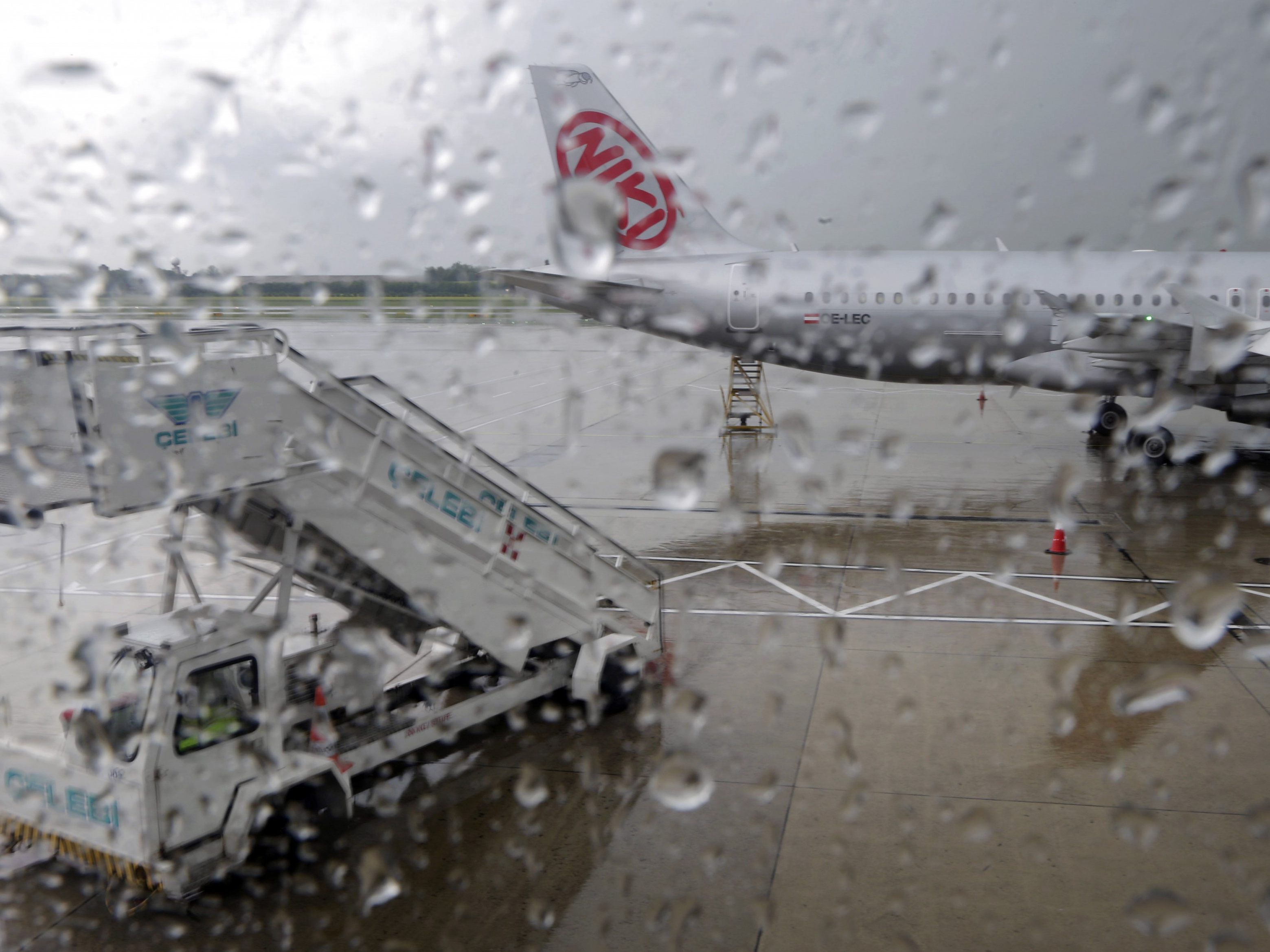 Das Gewitter legte den Flughafen Zürich lahm. Das Gewitter legte den Flughafen Zürich lahm.