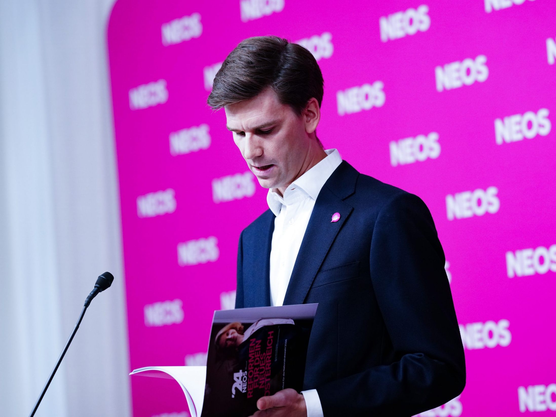 Generalsekretär Hoyos bei der Präsentation des NEOS Wahlprogramms. Generalsekretär Hoyos bei der Präsentation des NEOS Wahlprogramms.