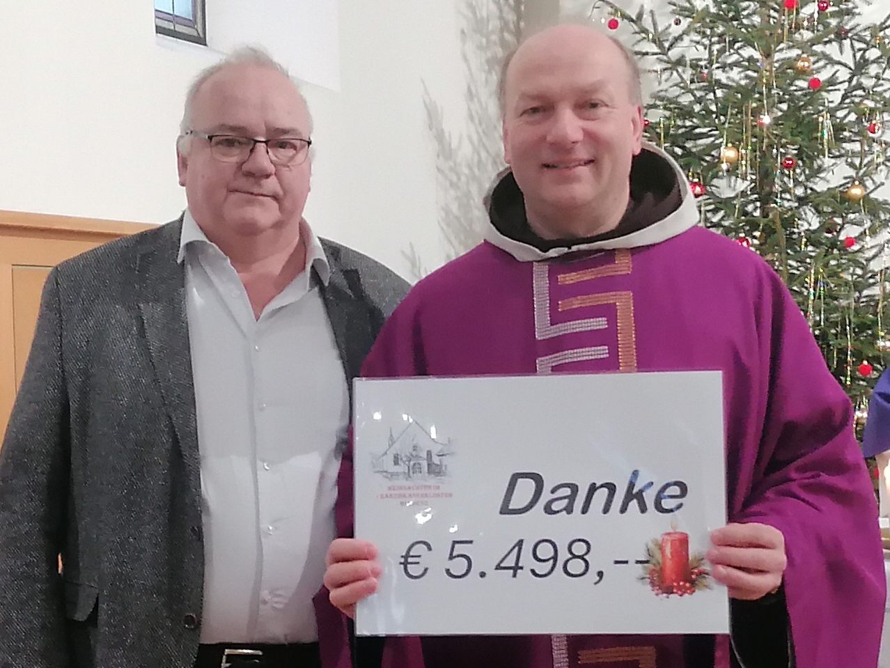 Klostervater Betram Bolter übergibt den Scheck an Guardian Pater Makary Klostervater Betram Bolter übergibt den Scheck an Guardian Pater Makary