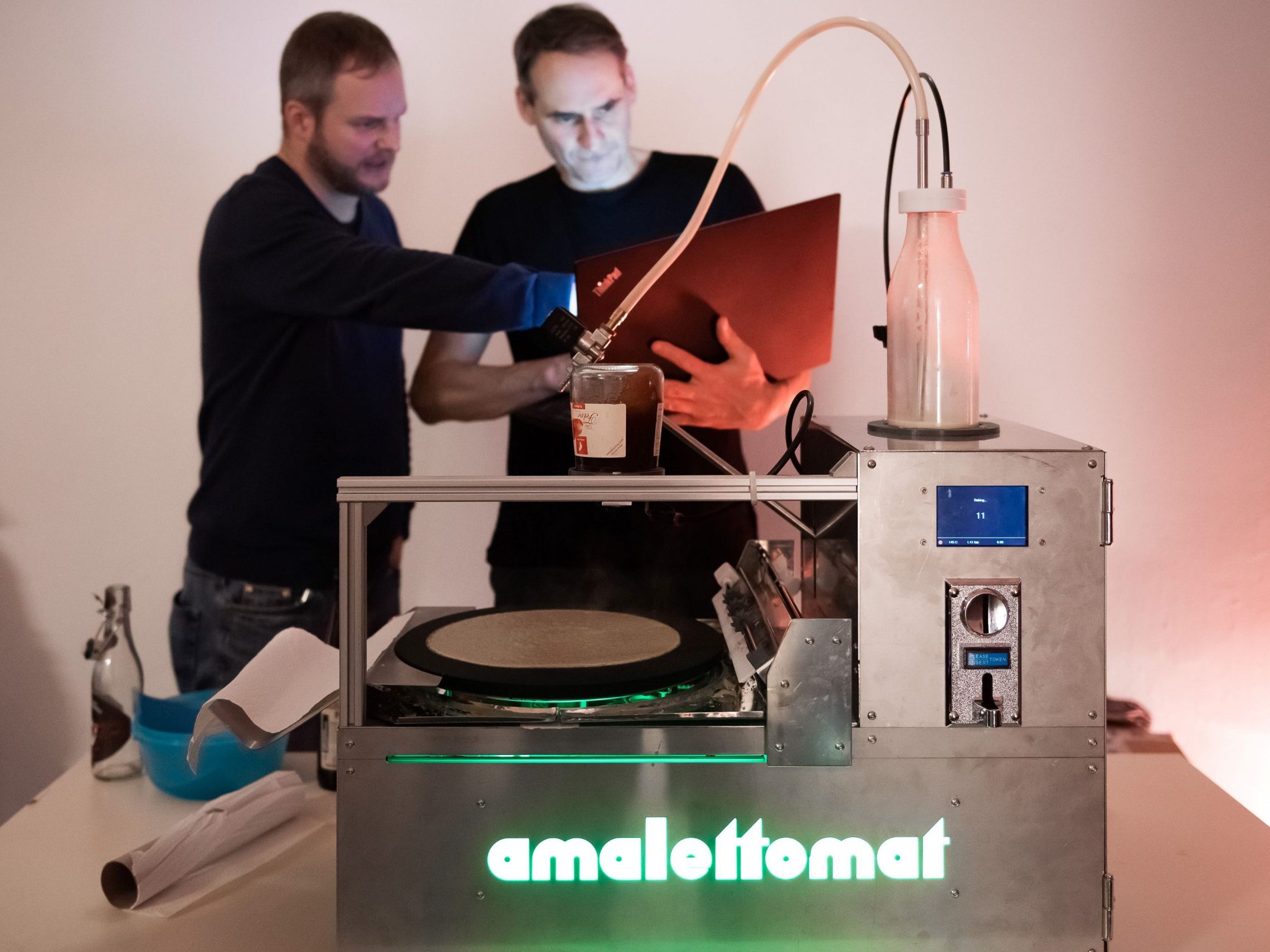 Der Amalettomat soll die hungrigen Cocktailtrinkenden mit Palatschinken versorgen. Der Amalettomat soll die hungrigen Cocktailtrinkenden mit Palatschinken versorgen.